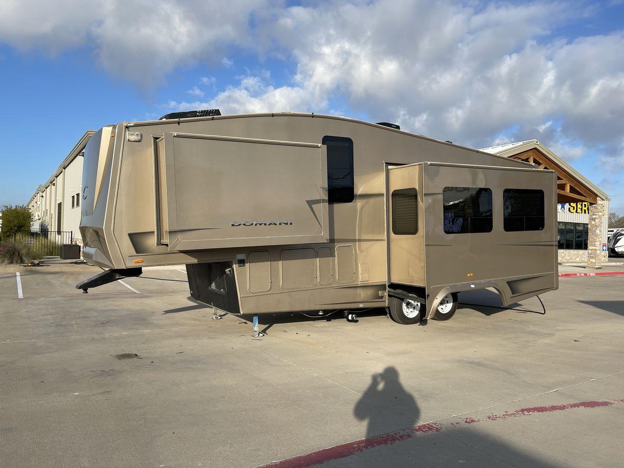 2008 BROWN DOMANI DF300 - (16F62M3PX81) , Length: 31.67 ft. | Dry Weight: 9,240 lbs. | Slides: 2 transmission, located at 4319 N Main Street, Cleburne, TX, 76033, (817) 221-0660, 32.435829, -97.384178 - This is a versatile and compact RV designed for adventure seekers and travel enthusiasts. This sleek and aerodynamic unit boasts a length of 30 feet, providing the perfect balance between maneuverability and spaciousness. Equipped with a powerful 6.8L Triton V10 engine, this motorhome ensures a smoo - Photo #21