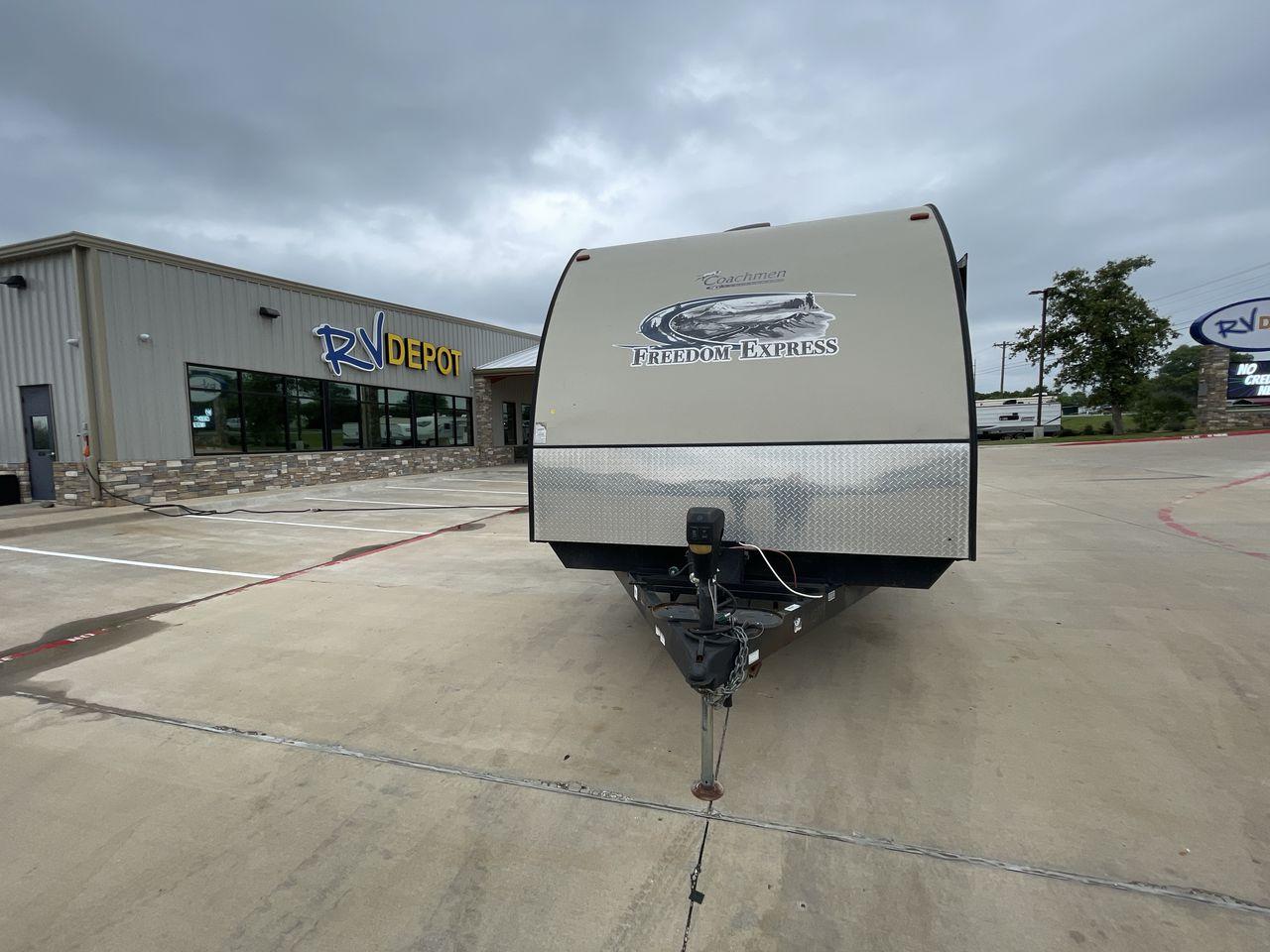 2015 TAN FREEDOM EXPRESS 305RKDS (5ZT2FEWB1FA) , Length: 34.5 ft. | Dry Weight: 6,199 lbs | Gross Weight: 9,500 lbs. | Slides: 2 transmission, located at 4319 N Main St, Cleburne, TX, 76033, (817) 678-5133, 32.385960, -97.391212 - The 2015 Freedom Express 305RKDS is a travel trailer designed to deliver an exceptional camping experience, combining freedom and comfort in every detail. It boasts a rear kitchen layout, providing a unique and functional living space. The rear kitchen is equipped with high-end appliances, ample cou - Photo #0