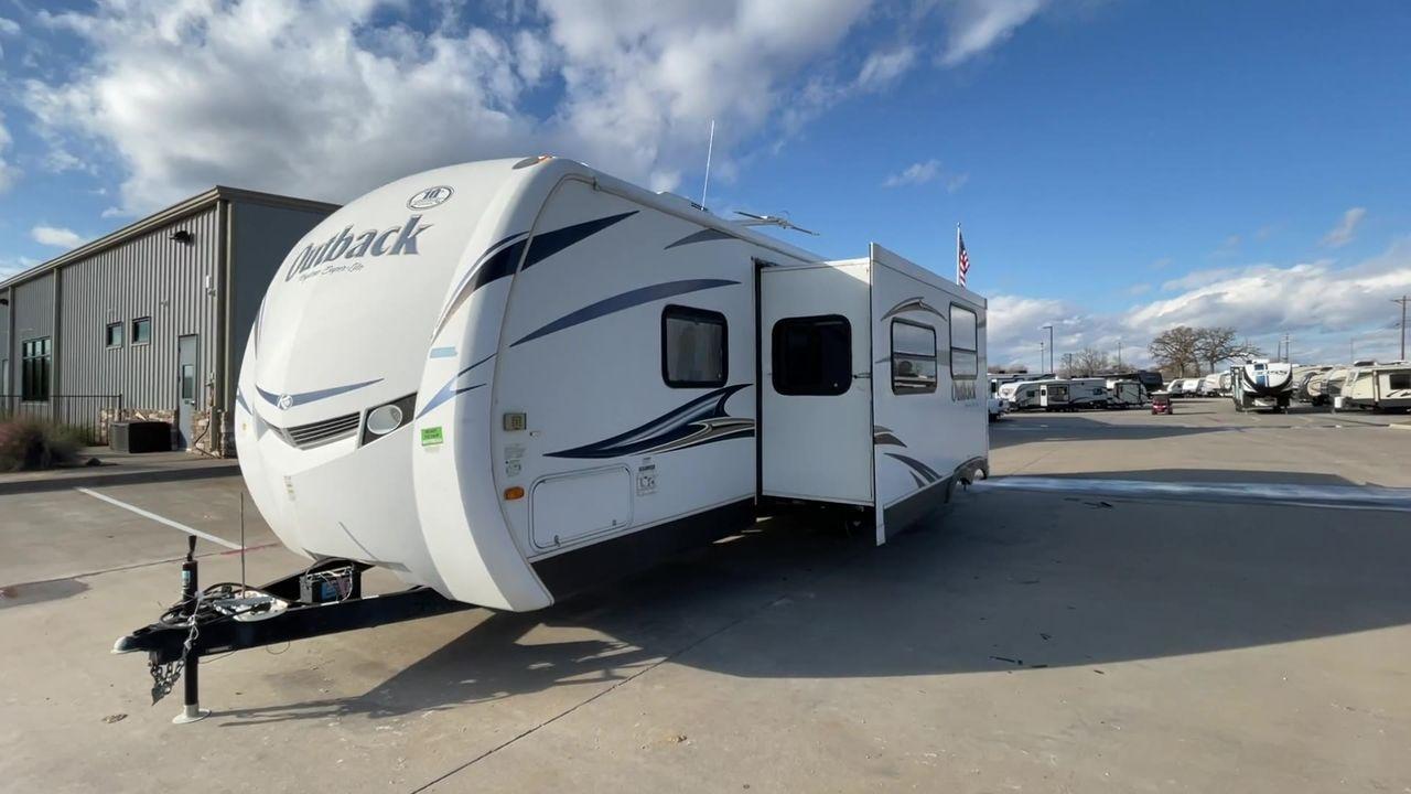 2012 WHITE KEYSTONE OUTBACK 292BH (4YDT29225CB) , Length: 32.75 | Dry Weight: 6,559 lbs. | Gross Weight: 8,200 lbs. | Slides: 1 transmission, located at 4319 N Main Street, Cleburne, TX, 76033, (817) 221-0660, 32.435829, -97.384178 - Photo #5