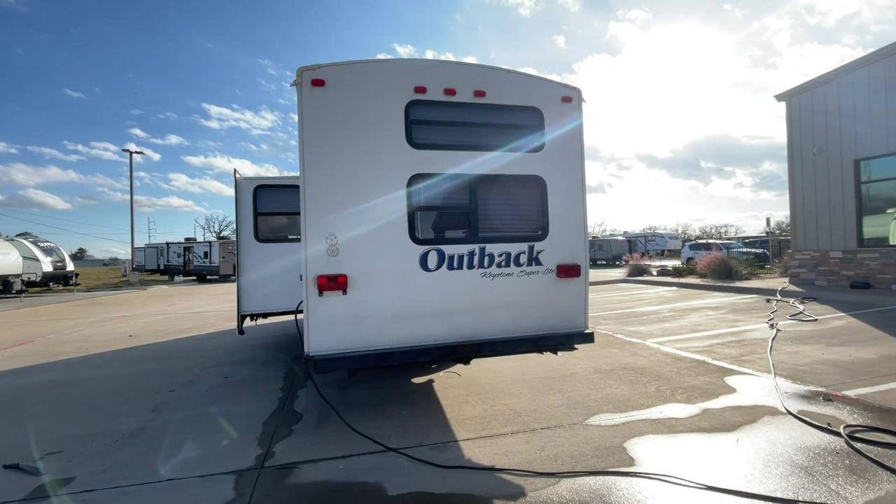 2012 WHITE KEYSTONE OUTBACK 292BH (4YDT29225CB) , Length: 32.75 | Dry Weight: 6,559 lbs. | Gross Weight: 8,200 lbs. | Slides: 1 transmission, located at 4319 N Main St, Cleburne, TX, 76033, (817) 678-5133, 32.385960, -97.391212 - The 2012 Keystone Outback 292BH is a versatile and well-equipped travel trailer perfect for enjoyable family adventures. This model offers a great balance between spaciousness and towability, with a length of 32.75 feet and a dry weight of 6,559 pounds. With a single slide, the Outback 292BH provide - Photo #8