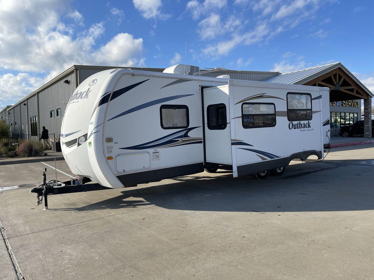 2012 WHITE KEYSTONE OUTBACK 292BH (4YDT29225CB) , Length: 32.75 | Dry Weight: 6,559 lbs. | Gross Weight: 8,200 lbs. | Slides: 1 transmission, located at 4319 N Main St, Cleburne, TX, 76033, (817) 678-5133, 32.385960, -97.391212 - Photo #23
