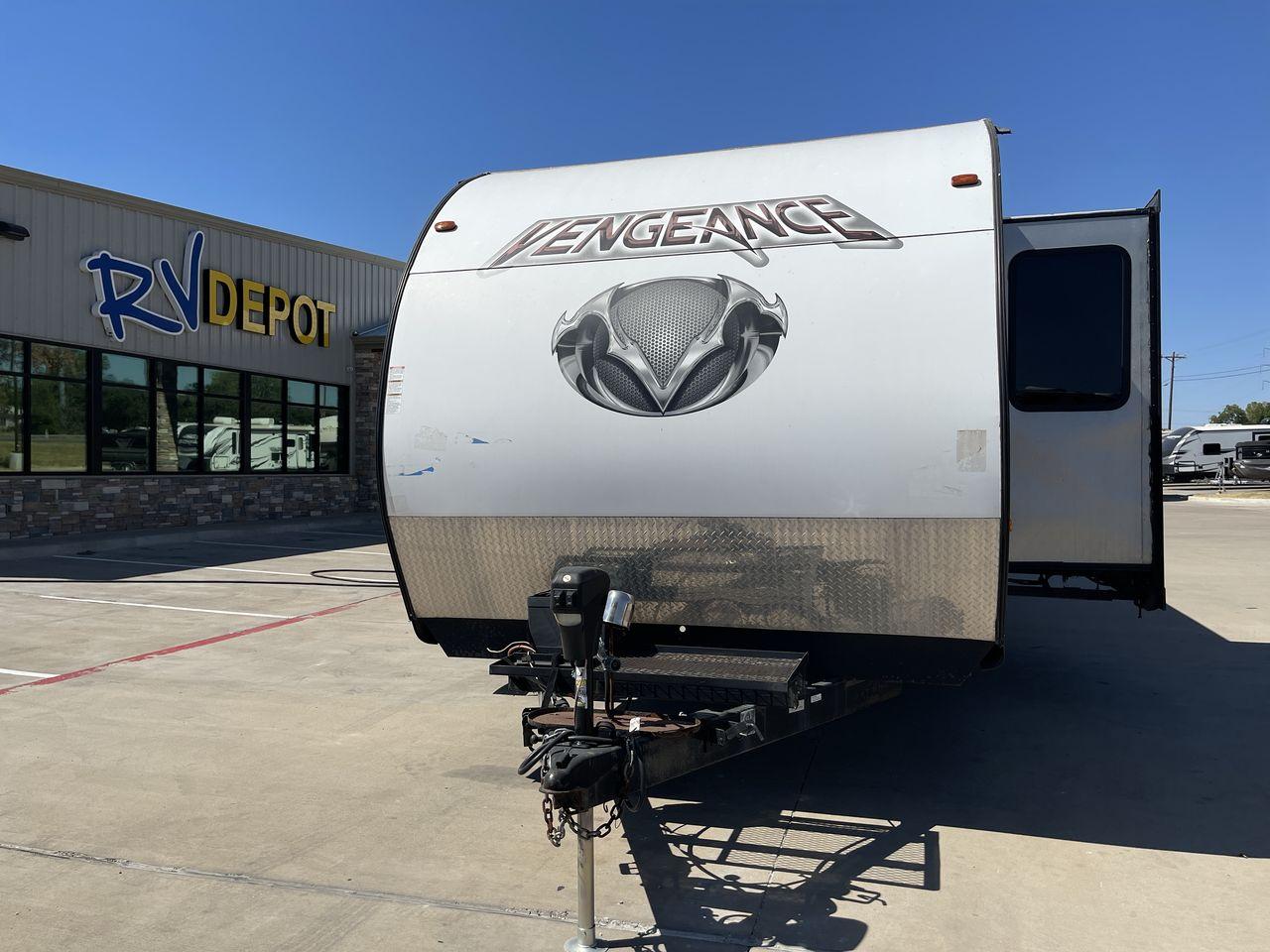 2017 WHITE VENGEANCE 29V (4X4TVGE29HY) , Length: 34.5 ft. | Dry Weight: 7,789 lbs. | Gross Weight: 11,370 lbs. | Slides: 1 transmission, located at 4319 N Main St, Cleburne, TX, 76033, (817) 678-5133, 32.385960, -97.391212 - Photo #0