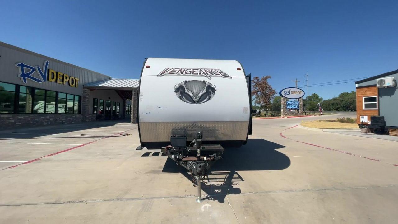 2017 WHITE VENGEANCE 29V (4X4TVGE29HY) , Length: 34.5 ft. | Dry Weight: 7,789 lbs. | Gross Weight: 11,370 lbs. | Slides: 1 transmission, located at 4319 N Main St, Cleburne, TX, 76033, (817) 678-5133, 32.385960, -97.391212 - Photo #4