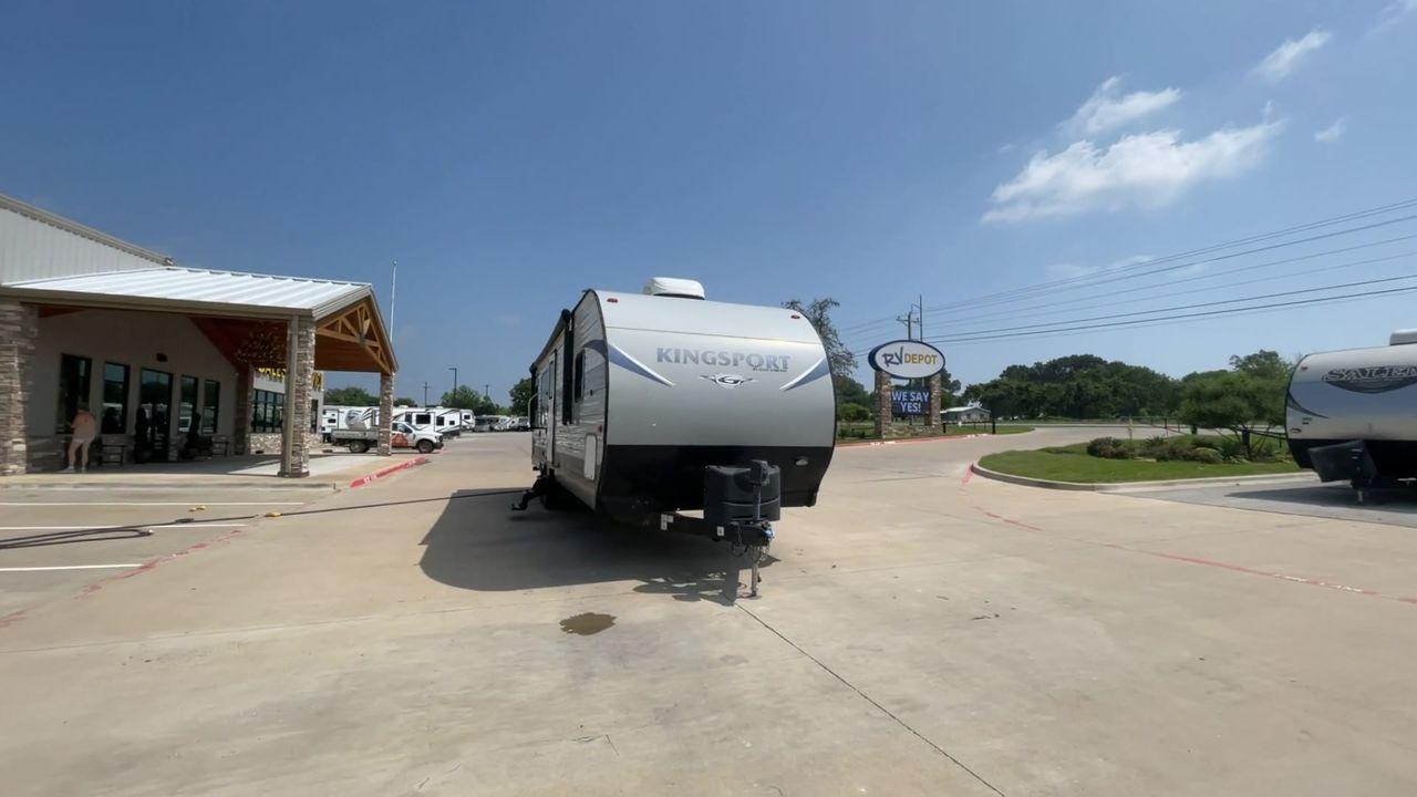 2019 GRAY GULF STREAM KINGSPORT 295SBW - (1NL1G3524K1) , Length: 34.5 ft | Dry Weight: 6,778 lbs | Slides: 1 transmission, located at 4319 N Main Street, Cleburne, TX, 76033, (817) 221-0660, 32.435829, -97.384178 - The 2019 Gulf Stream Kingsport 295SBW combines comfort and functionality in a well-designed package. This travel trailer is ready to meet your demands on the road. The Gulf Stream Kingsport 295SBW is 34.5 feet long and has a dry weight of 6,778 pounds, striking a compromise between size and maneuver - Photo #5