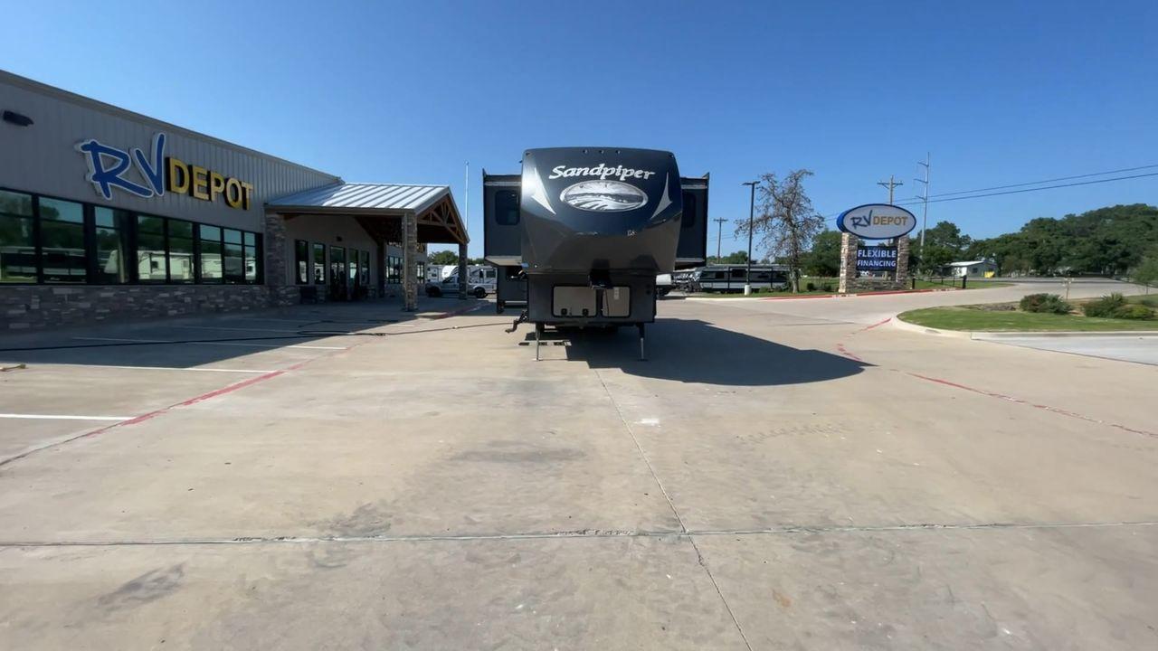 2015 BROWN FOREST RIVER SANDPIPER FLIK (4X4FSAP22FJ) , Length: 41.67 ft | Dry Weight: 11,821 lbs | Gross Weight: 15,500 lbs | Slides: 5 transmission, located at 4319 N Main Street, Cleburne, TX, 76033, (817) 221-0660, 32.435829, -97.384178 - This 2015 Sandpiper Flik by Forest River luxury fifth wheel measures 41.67 ft in length and 13.17 ft in height. It has a base weight of 11,821 lbs with a payload capacity of 3,679 lbs. The GVWR is about 15,500 lbs and has a hitch weight of 2,235 lbs. It features five electric slideouts and one 21 ft - Photo #4