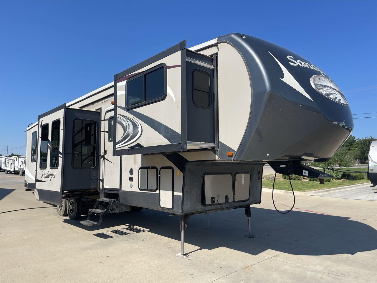 2015 BROWN FOREST RIVER SANDPIPER FLIK (4X4FSAP22FJ) , Length: 41.67 ft | Dry Weight: 11,821 lbs | Gross Weight: 15,500 lbs | Slides: 5 transmission, located at 4319 N Main Street, Cleburne, TX, 76033, (817) 221-0660, 32.435829, -97.384178 - This 2015 Sandpiper Flik by Forest River luxury fifth wheel measures 41.67 ft in length and 13.17 ft in height. It has a base weight of 11,821 lbs with a payload capacity of 3,679 lbs. The GVWR is about 15,500 lbs and has a hitch weight of 2,235 lbs. It features five electric slideouts and one 21 ft - Photo #23