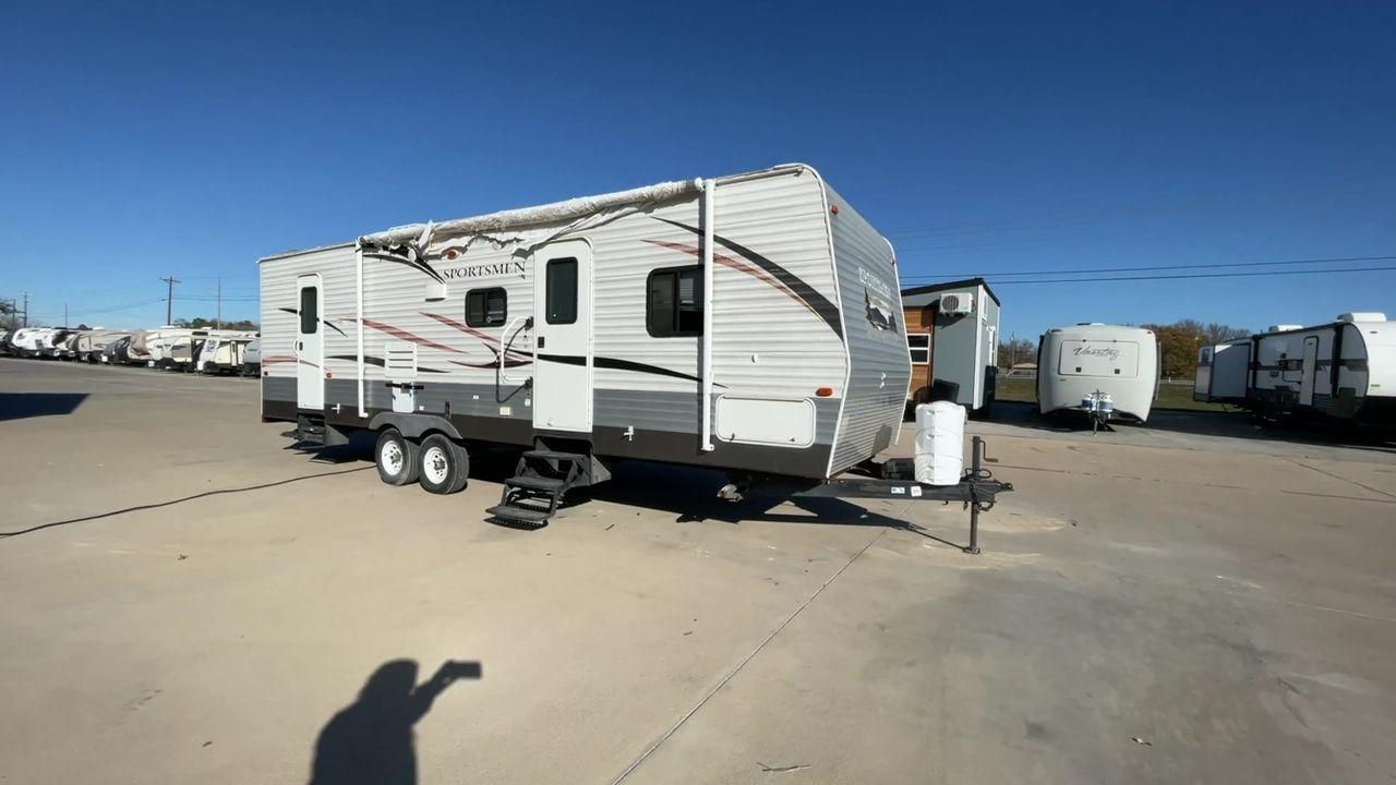 2013 WHITE KZ SPORTZMEN 301BH (4EZTS3029D5) , Length: 32.5 ft. | Dry Weight: 6,280 lbs. | Gross Weight: 8,000 lbs. | Slides: 1 transmission, located at 4319 N Main St, Cleburne, TX, 76033, (817) 678-5133, 32.385960, -97.391212 - Photo #3