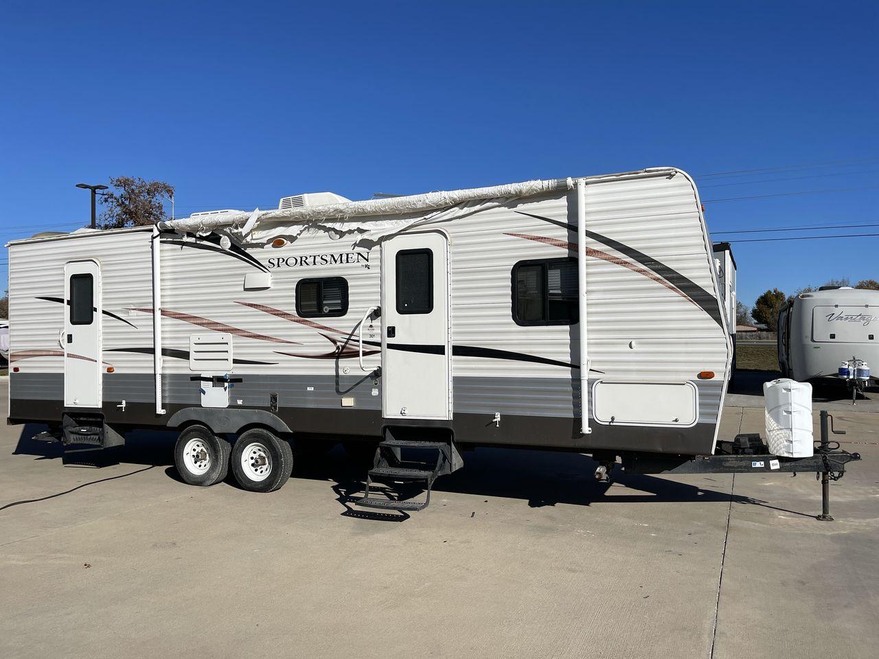 2013 WHITE KZ SPORTZMEN 301BH (4EZTS3029D5) , Length: 32.5 ft. | Dry Weight: 6,280 lbs. | Gross Weight: 8,000 lbs. | Slides: 1 transmission, located at 4319 N Main St, Cleburne, TX, 76033, (817) 678-5133, 32.385960, -97.391212 - This 2013 KZ Sportsmen 301BH travel trailer is the perfect lightweight camper for when you want to travel in style. It measures 32.5 ft in length, 8 ft in width, and 11.33 ft in height. This has a dry weight of 6,280 lbs with a payload capacity of 1,720 lbs. The GVWR of this trailer is 8,000 lbs, an - Photo #22