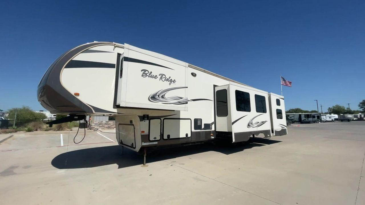 2016 WHITE FOREST RIVER BLUE RIDGE 3720BH (4X4FBLN2XGG) , Length: 41.08 ft. | Dry Weight: XX lbs | Gross Weight: 15,983 lbs. | Slides: 4 transmission, located at 4319 N Main St, Cleburne, TX, 76033, (817) 678-5133, 32.385960, -97.391212 - The 2016 Forest River Blue Ridge fifth wheel is complete with amenities you will need to have a comfortable and memorable camping trip with your family. The dimensions of this unit measure a length of 41.08 ft, a width of 8.33 ft, a height of 13.5 ft, and an interior height of 8.88 ft. It has a dry - Photo #10