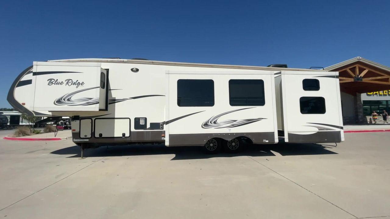 2016 WHITE FOREST RIVER BLUE RIDGE 3720BH (4X4FBLN2XGG) , Length: 41.08 ft. | Dry Weight: XX lbs | Gross Weight: 15,983 lbs. | Slides: 4 transmission, located at 4319 N Main St, Cleburne, TX, 76033, (817) 678-5133, 32.385960, -97.391212 - The 2016 Forest River Blue Ridge fifth wheel is complete with amenities you will need to have a comfortable and memorable camping trip with your family. The dimensions of this unit measure a length of 41.08 ft, a width of 8.33 ft, a height of 13.5 ft, and an interior height of 8.88 ft. It has a dry - Photo #11
