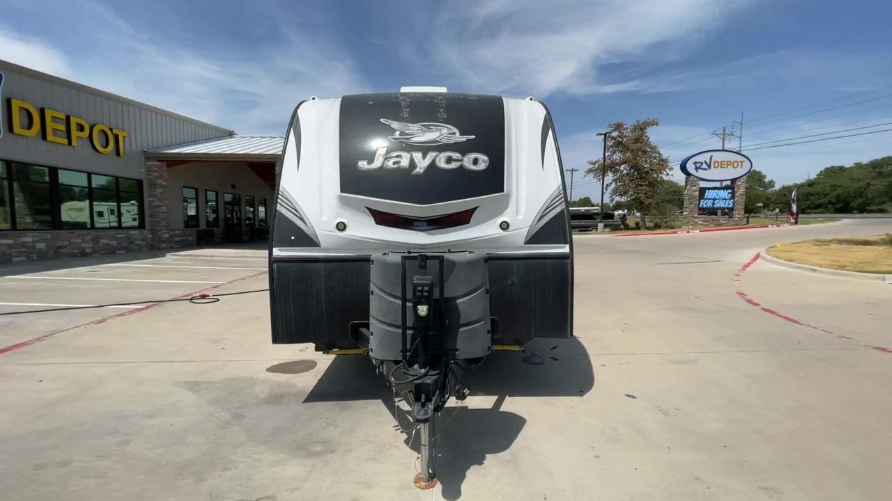2017 WHITE JAYCO WHITE HAWK 30RDS - (1UJBJ0BS3H1) , Length: 35.25 ft. | Dry Weight: 6,620 lbs | Gross Weight: 8,500 | Slides: 1 transmission, located at 4319 N Main Street, Cleburne, TX, 76033, (817) 221-0660, 32.435829, -97.384178 - The 2017 Jayco White Hawk 30RDS is a versatile and well-crafted travel trailer, measuring 35 feet in length and boasting a dry weight of 6,620 lbs with a GVWR of 8,500 lbs. Designed to accommodate 4-6 people, this trailer features an I-Class structural I-beam frame and vacuum-bonded laminated fiberg - Photo #4