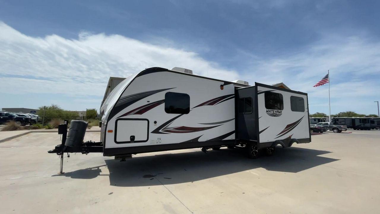 2017 WHITE JAYCO WHITE HAWK 30RDS - (1UJBJ0BS3H1) , Length: 35.25 ft. | Dry Weight: 6,620 lbs | Gross Weight: 8,500 | Slides: 1 transmission, located at 4319 N Main Street, Cleburne, TX, 76033, (817) 221-0660, 32.435829, -97.384178 - The 2017 Jayco White Hawk 30RDS is a versatile and well-crafted travel trailer, measuring 35 feet in length and boasting a dry weight of 6,620 lbs with a GVWR of 8,500 lbs. Designed to accommodate 4-6 people, this trailer features an I-Class structural I-beam frame and vacuum-bonded laminated fiberg - Photo #5