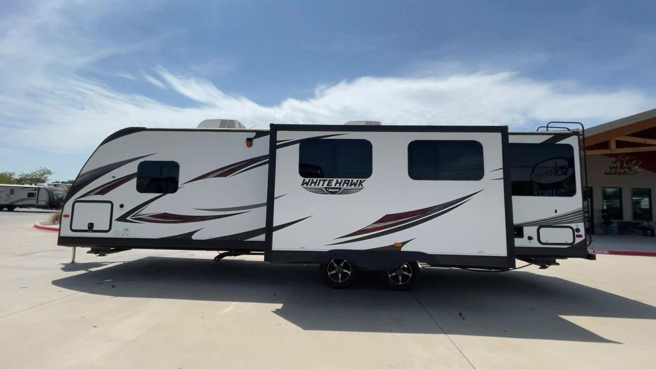 2017 WHITE JAYCO WHITE HAWK 30RDS - (1UJBJ0BS3H1) , Length: 35.25 ft. | Dry Weight: 6,620 lbs | Gross Weight: 8,500 | Slides: 1 transmission, located at 4319 N Main St, Cleburne, TX, 76033, (817) 678-5133, 32.385960, -97.391212 - The 2017 Jayco White Hawk 30RDS is a versatile and well-crafted travel trailer, measuring 35 feet in length and boasting a dry weight of 6,620 lbs with a GVWR of 8,500 lbs. Designed to accommodate 4-6 people, this trailer features an I-Class structural I-beam frame and vacuum-bonded laminated fiberg - Photo #6