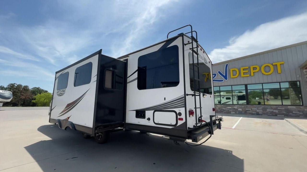 2017 WHITE JAYCO WHITE HAWK 30RDS - (1UJBJ0BS3H1) , Length: 35.25 ft. | Dry Weight: 6,620 lbs | Gross Weight: 8,500 | Slides: 1 transmission, located at 4319 N Main Street, Cleburne, TX, 76033, (817) 221-0660, 32.435829, -97.384178 - The 2017 Jayco White Hawk 30RDS is a versatile and well-crafted travel trailer, measuring 35 feet in length and boasting a dry weight of 6,620 lbs with a GVWR of 8,500 lbs. Designed to accommodate 4-6 people, this trailer features an I-Class structural I-beam frame and vacuum-bonded laminated fiberg - Photo #7