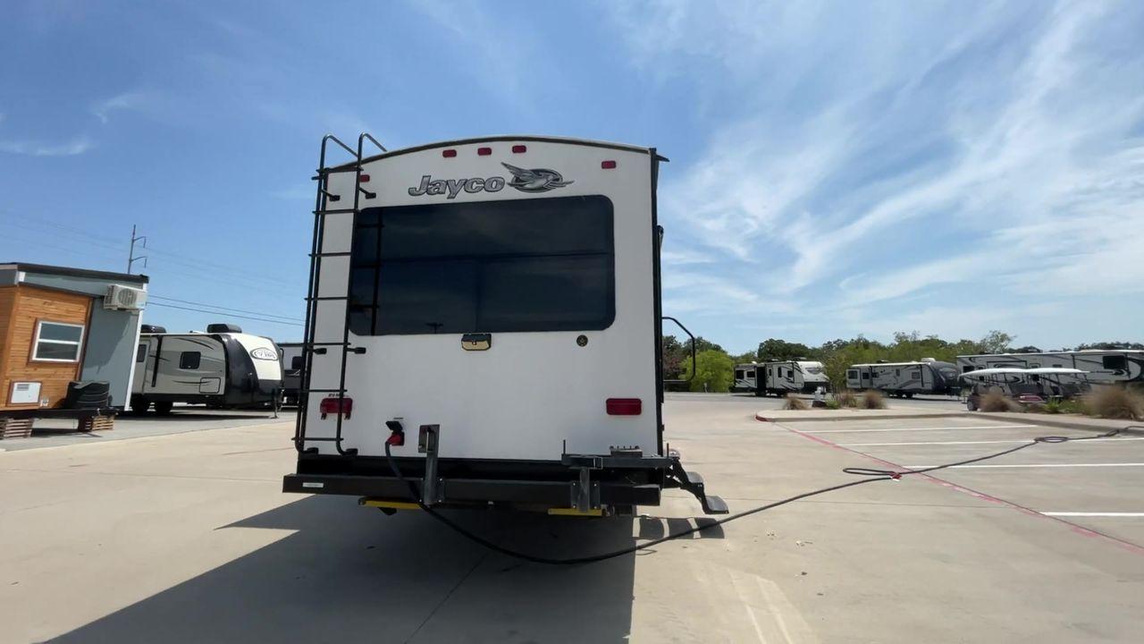 2017 WHITE JAYCO WHITE HAWK 30RDS - (1UJBJ0BS3H1) , Length: 35.25 ft. | Dry Weight: 6,620 lbs | Gross Weight: 8,500 | Slides: 1 transmission, located at 4319 N Main St, Cleburne, TX, 76033, (817) 678-5133, 32.385960, -97.391212 - The 2017 Jayco White Hawk 30RDS is a versatile and well-crafted travel trailer, measuring 35 feet in length and boasting a dry weight of 6,620 lbs with a GVWR of 8,500 lbs. Designed to accommodate 4-6 people, this trailer features an I-Class structural I-beam frame and vacuum-bonded laminated fiberg - Photo #8