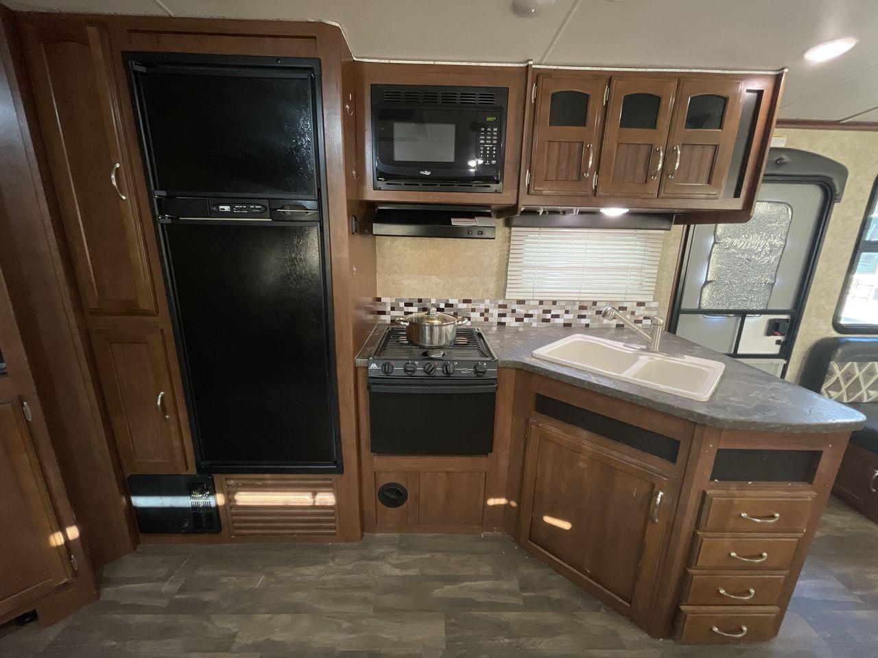2017 WHITE JAYCO WHITE HAWK 30RDS - (1UJBJ0BS3H1) , Length: 35.25 ft. | Dry Weight: 6,620 lbs | Gross Weight: 8,500 | Slides: 1 transmission, located at 4319 N Main St, Cleburne, TX, 76033, (817) 678-5133, 32.385960, -97.391212 - The 2017 Jayco White Hawk 30RDS is a versatile and well-crafted travel trailer, measuring 35 feet in length and boasting a dry weight of 6,620 lbs with a GVWR of 8,500 lbs. Designed to accommodate 4-6 people, this trailer features an I-Class structural I-beam frame and vacuum-bonded laminated fiberg - Photo #10