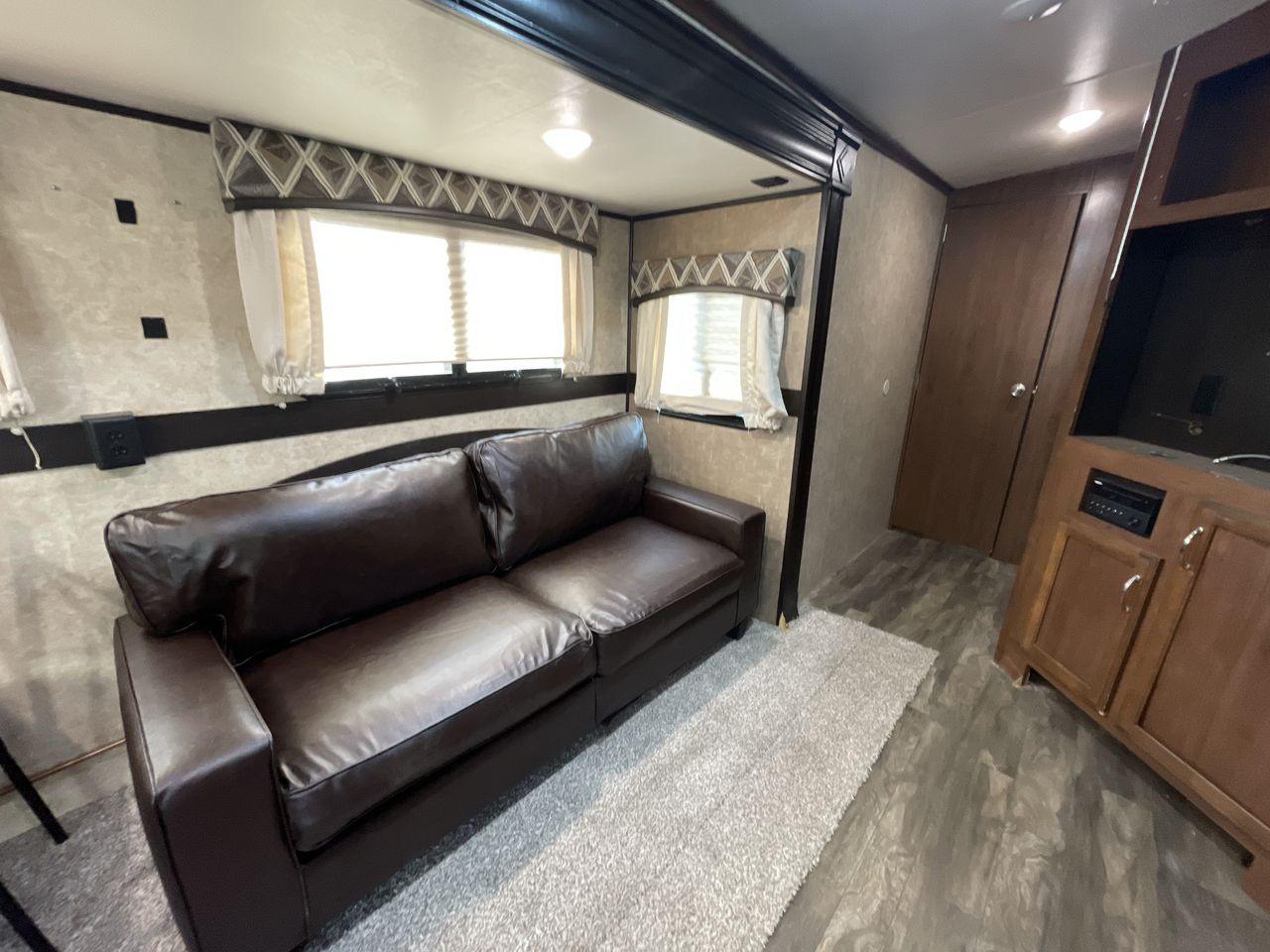 2017 WHITE JAYCO WHITE HAWK 30RDS - (1UJBJ0BS3H1) , Length: 35.25 ft. | Dry Weight: 6,620 lbs | Gross Weight: 8,500 | Slides: 1 transmission, located at 4319 N Main Street, Cleburne, TX, 76033, (817) 221-0660, 32.435829, -97.384178 - The 2017 Jayco White Hawk 30RDS is a versatile and well-crafted travel trailer, measuring 35 feet in length and boasting a dry weight of 6,620 lbs with a GVWR of 8,500 lbs. Designed to accommodate 4-6 people, this trailer features an I-Class structural I-beam frame and vacuum-bonded laminated fiberg - Photo #11
