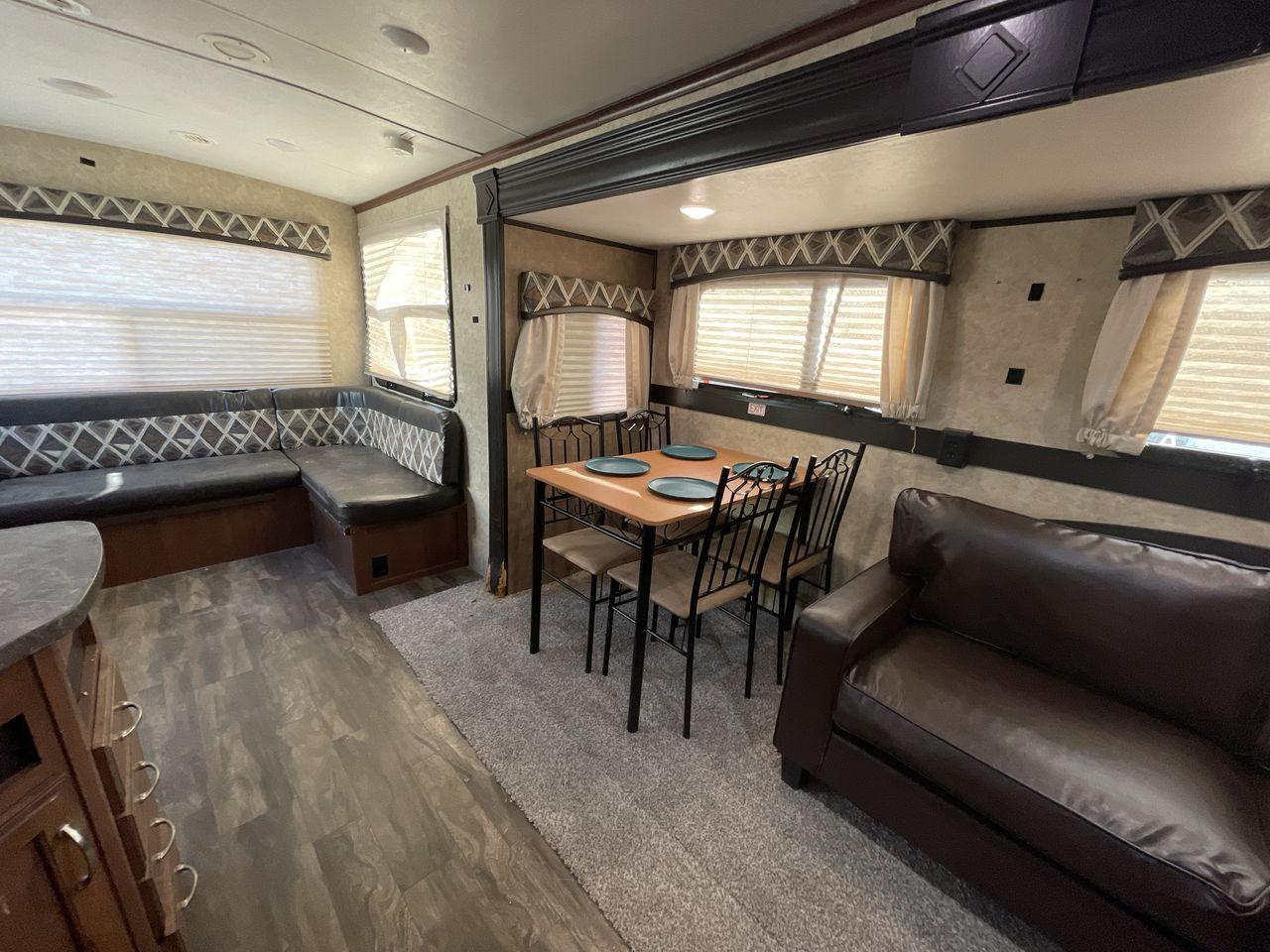 2017 WHITE JAYCO WHITE HAWK 30RDS - (1UJBJ0BS3H1) , Length: 35.25 ft. | Dry Weight: 6,620 lbs | Gross Weight: 8,500 | Slides: 1 transmission, located at 4319 N Main St, Cleburne, TX, 76033, (817) 678-5133, 32.385960, -97.391212 - The 2017 Jayco White Hawk 30RDS is a versatile and well-crafted travel trailer, measuring 35 feet in length and boasting a dry weight of 6,620 lbs with a GVWR of 8,500 lbs. Designed to accommodate 4-6 people, this trailer features an I-Class structural I-beam frame and vacuum-bonded laminated fiberg - Photo #13