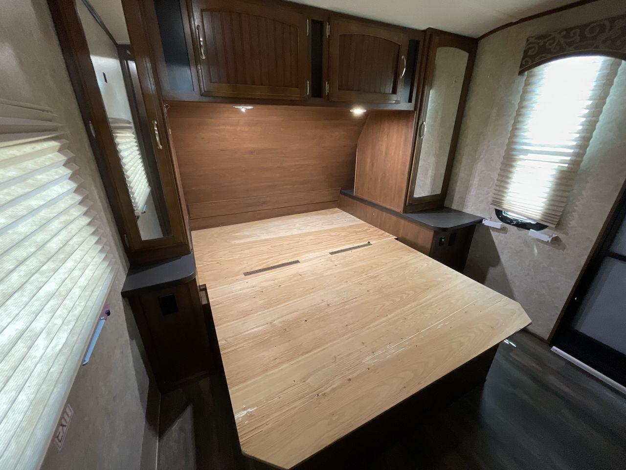 2017 WHITE JAYCO WHITE HAWK 30RDS - (1UJBJ0BS3H1) , Length: 35.25 ft. | Dry Weight: 6,620 lbs | Gross Weight: 8,500 | Slides: 1 transmission, located at 4319 N Main Street, Cleburne, TX, 76033, (817) 221-0660, 32.435829, -97.384178 - The 2017 Jayco White Hawk 30RDS is a versatile and well-crafted travel trailer, measuring 35 feet in length and boasting a dry weight of 6,620 lbs with a GVWR of 8,500 lbs. Designed to accommodate 4-6 people, this trailer features an I-Class structural I-beam frame and vacuum-bonded laminated fiberg - Photo #17
