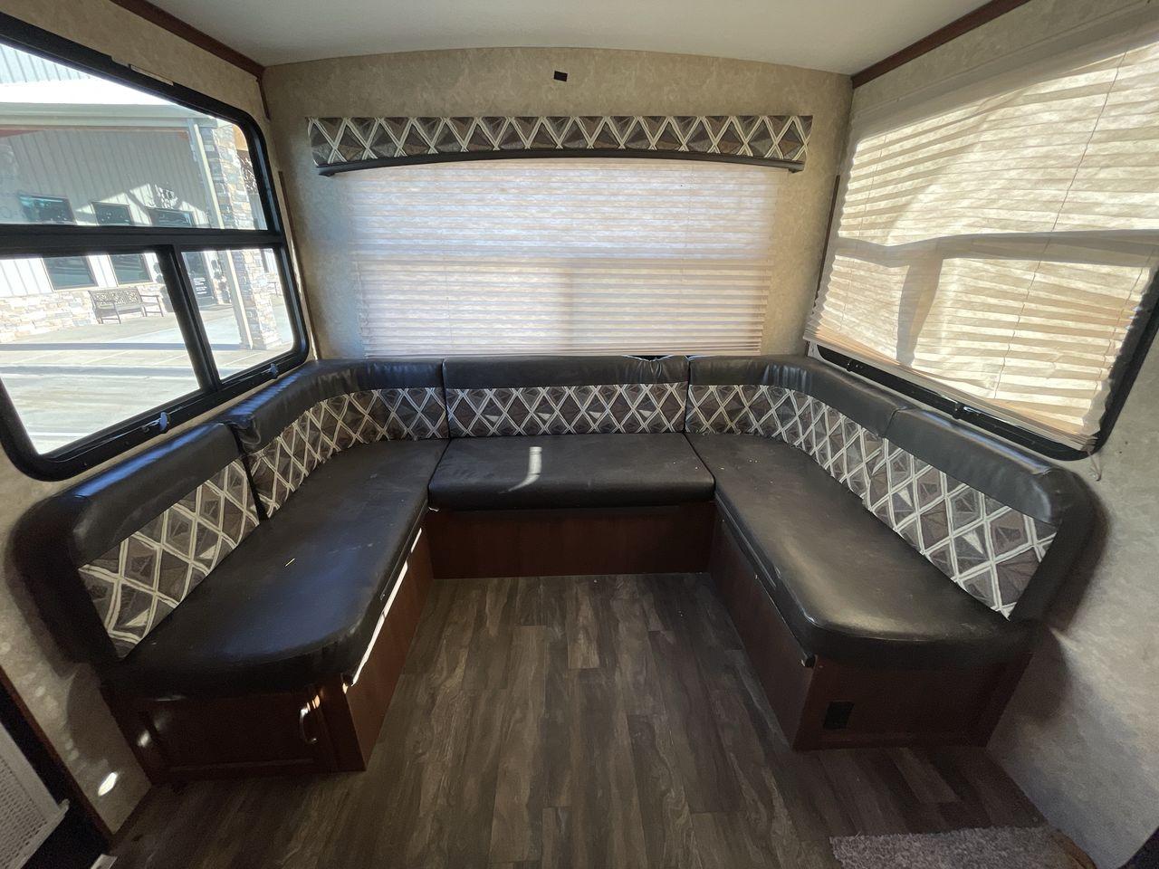 2017 WHITE JAYCO WHITE HAWK 30RDS - (1UJBJ0BS3H1) , Length: 35.25 ft. | Dry Weight: 6,620 lbs | Gross Weight: 8,500 | Slides: 1 transmission, located at 4319 N Main St, Cleburne, TX, 76033, (817) 678-5133, 32.385960, -97.391212 - The 2017 Jayco White Hawk 30RDS is a versatile and well-crafted travel trailer, measuring 35 feet in length and boasting a dry weight of 6,620 lbs with a GVWR of 8,500 lbs. Designed to accommodate 4-6 people, this trailer features an I-Class structural I-beam frame and vacuum-bonded laminated fiberg - Photo #21