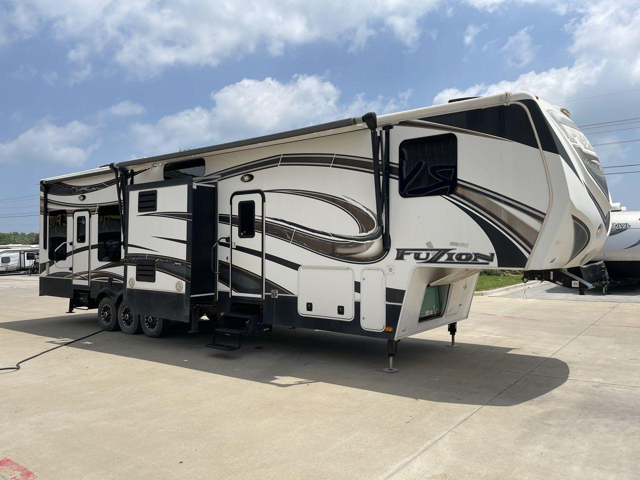 2014 WHITE KEYSTONE FUZION M-399 (4YDF39939EF) , Length: 41 ft. | Dry Weight: 14,100 lbs. | Gross Weight: 18,000 lbs. | Slides: 3 transmission, located at 4319 N Main St, Cleburne, TX, 76033, (817) 678-5133, 32.385960, -97.391212 - The 2014 Keystone Fuzion M-399 offers exceptional value for its price. With its white exterior color, this RV stands out on the road and is sure to turn heads wherever you go. Measuring 41 ft. in length, this toy hauler provides ample space for you and your loved ones to relax and enjoy your travels - Photo #24