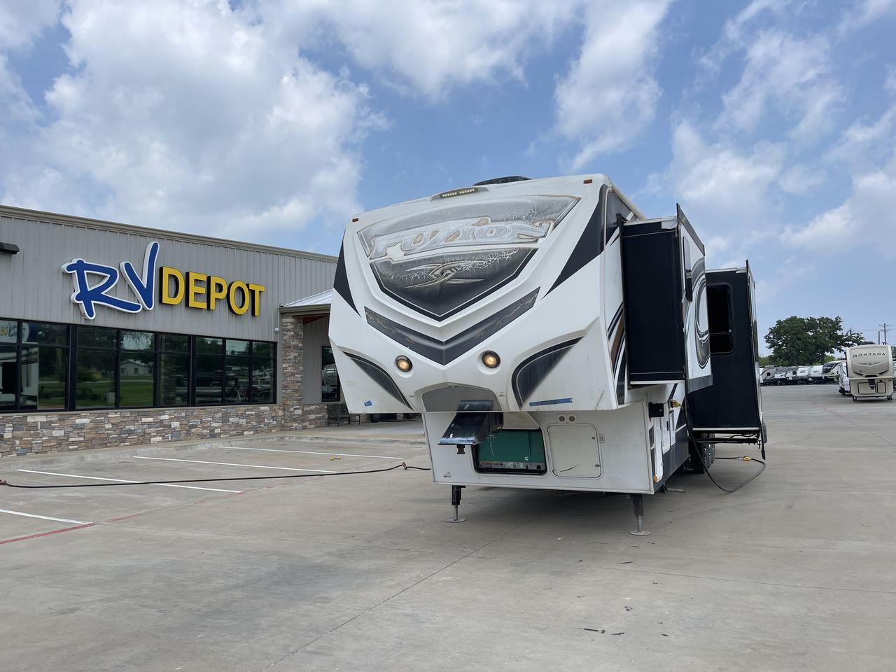 2014 WHITE KEYSTONE FUZION M-399 (4YDF39939EF) , Length: 41 ft. | Dry Weight: 14,100 lbs. | Gross Weight: 18,000 lbs. | Slides: 3 transmission, located at 4319 N Main St, Cleburne, TX, 76033, (817) 678-5133, 32.385960, -97.391212 - Photo #0