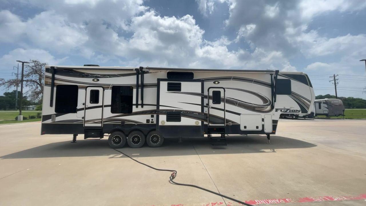 2014 WHITE KEYSTONE FUZION M-399 (4YDF39939EF) , Length: 41 ft. | Dry Weight: 14,100 lbs. | Gross Weight: 18,000 lbs. | Slides: 3 transmission, located at 4319 N Main St, Cleburne, TX, 76033, (817) 678-5133, 32.385960, -97.391212 - Photo #2