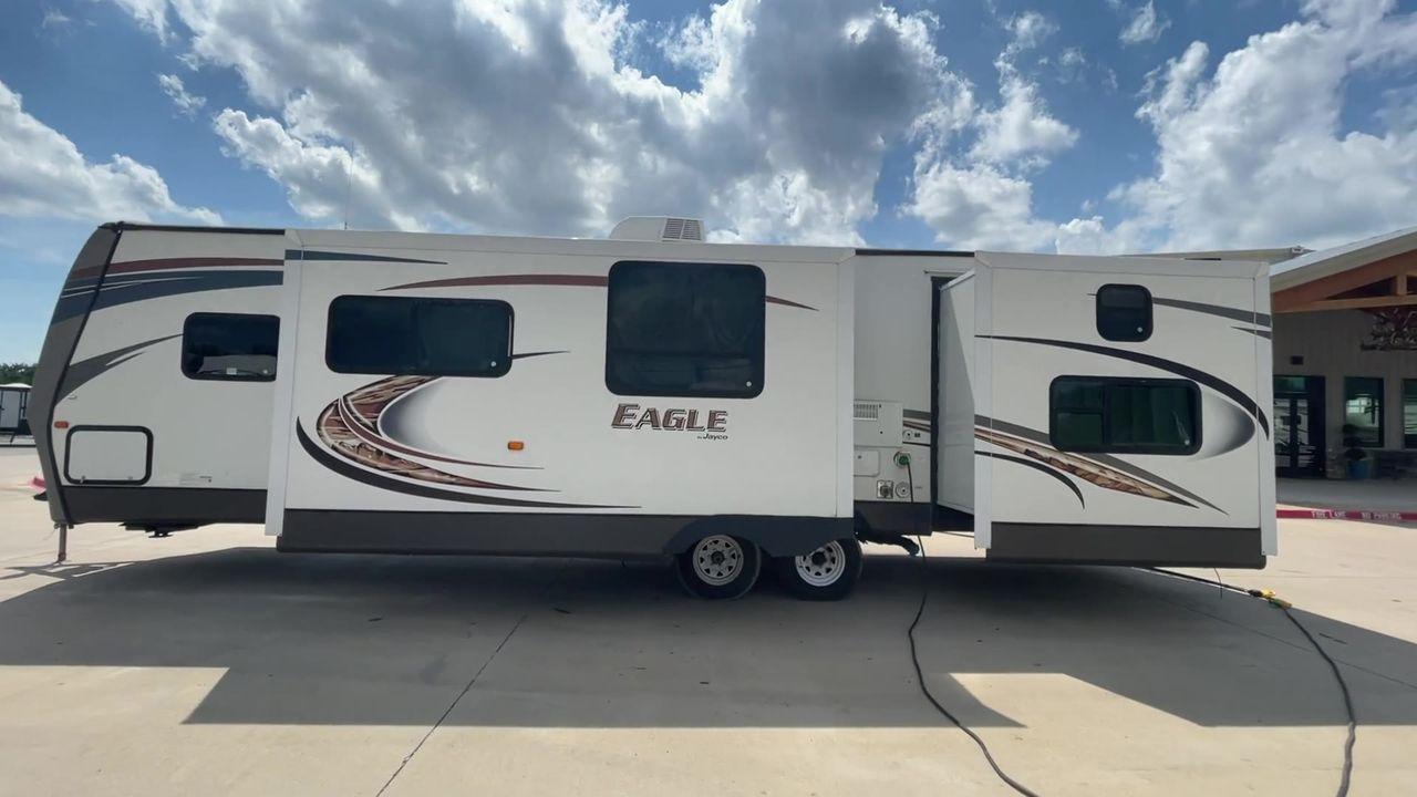 2013 JAYCO EAGLE 314BDS (1UJBJ0BSXD1) , Length: 32.58 ft. | Dry Weight: 7,465 lbs. | Gross Weight: 9,975 lbs. | Slides: 2 transmission, located at 4319 N Main St, Cleburne, TX, 76033, (817) 678-5133, 32.385960, -97.391212 - Photo #6