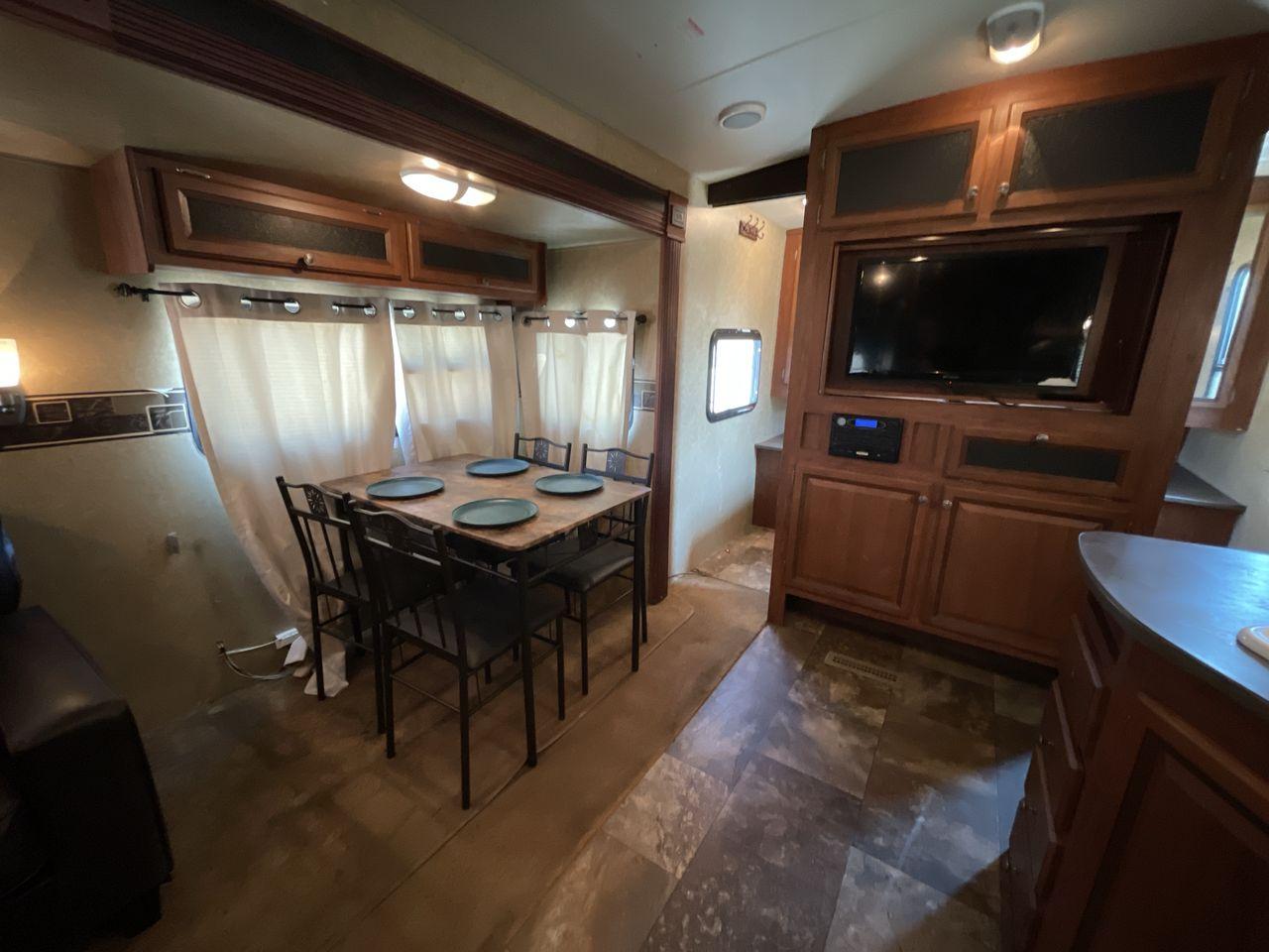 2013 JAYCO EAGLE 314BDS (1UJBJ0BSXD1) , Length: 32.58 ft. | Dry Weight: 7,465 lbs. | Gross Weight: 9,975 lbs. | Slides: 2 transmission, located at 4319 N Main St, Cleburne, TX, 76033, (817) 678-5133, 32.385960, -97.391212 - Photo #35