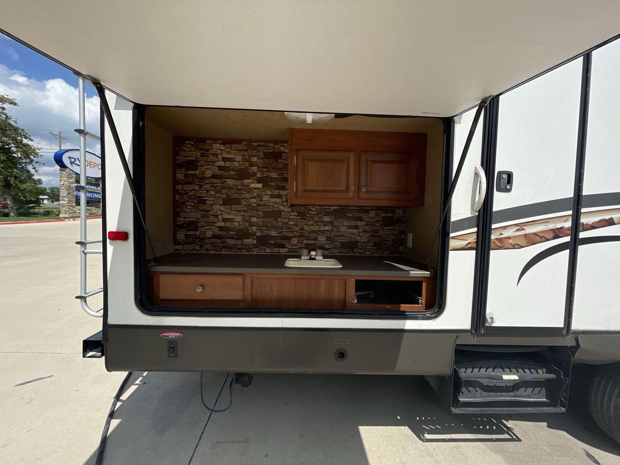 2013 JAYCO EAGLE 314BDS (1UJBJ0BSXD1) , Length: 32.58 ft. | Dry Weight: 7,465 lbs. | Gross Weight: 9,975 lbs. | Slides: 2 transmission, located at 4319 N Main St, Cleburne, TX, 76033, (817) 678-5133, 32.385960, -97.391212 - Photo #45
