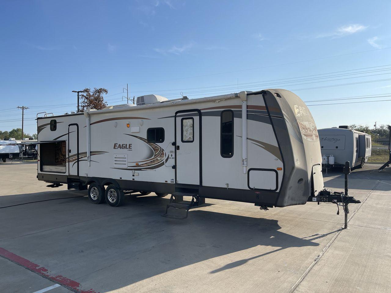2013 JAYCO EAGLE 314BDS (1UJBJ0BSXD1) , Length: 32.58 ft. | Dry Weight: 7,465 lbs. | Gross Weight: 9,975 lbs. | Slides: 2 transmission, located at 4319 N Main St, Cleburne, TX, 76033, (817) 678-5133, 32.385960, -97.391212 - Photo #47