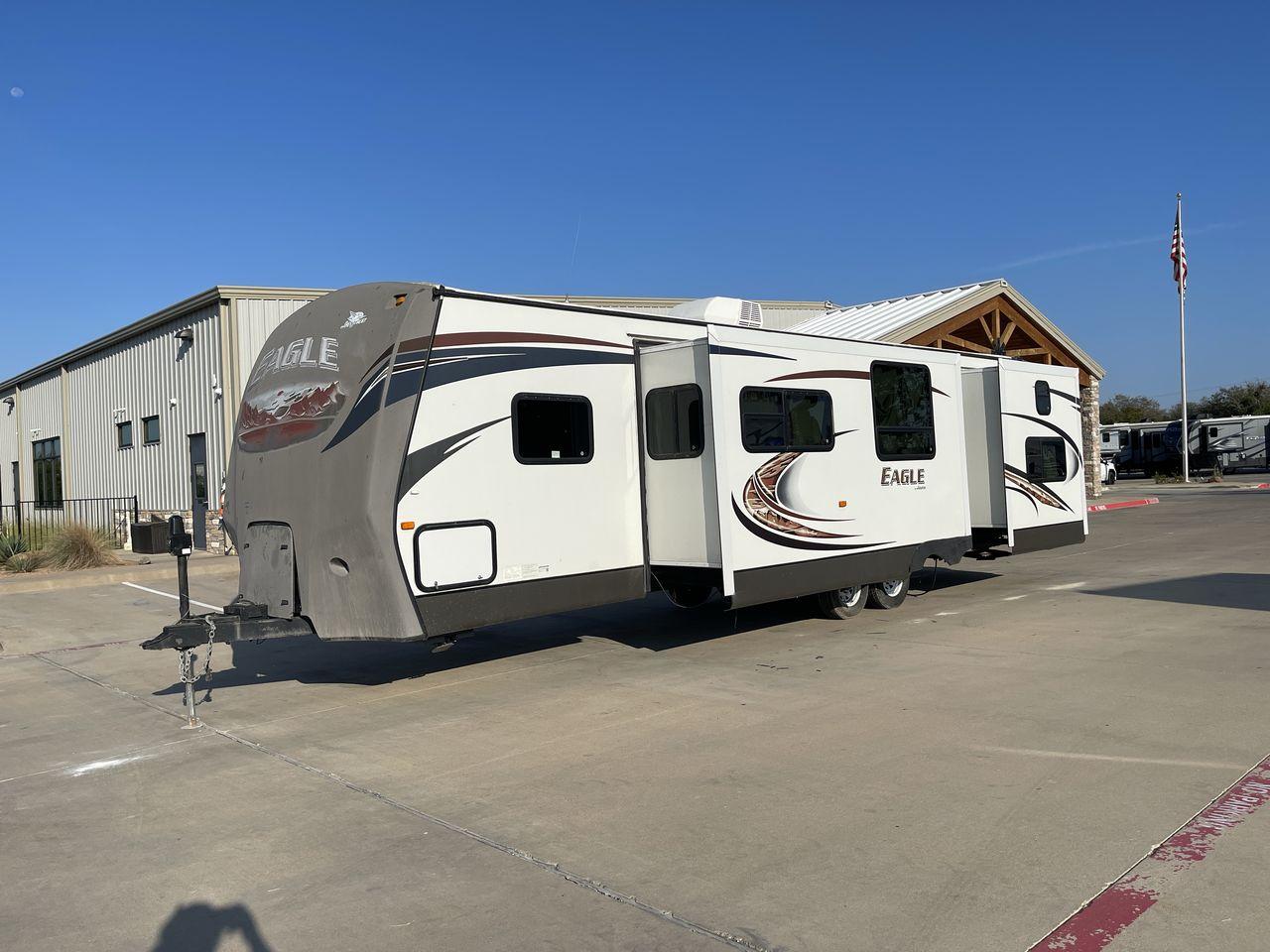 2013 JAYCO EAGLE 314BDS (1UJBJ0BSXD1) , Length: 32.58 ft. | Dry Weight: 7,465 lbs. | Gross Weight: 9,975 lbs. | Slides: 2 transmission, located at 4319 N Main St, Cleburne, TX, 76033, (817) 678-5133, 32.385960, -97.391212 - Photo #23