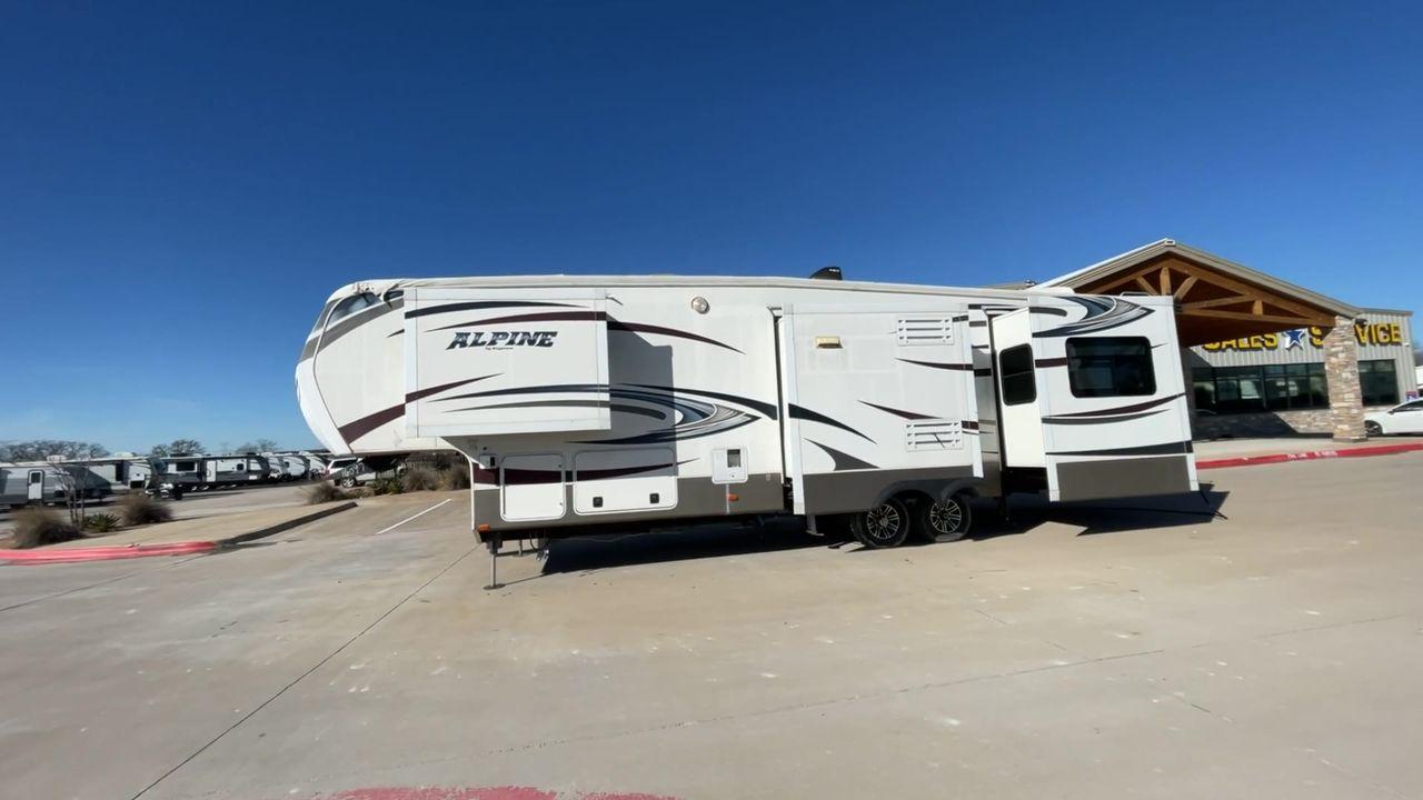 2014 WHITE ALPINE 3500RE - (4YDF35025EE) , Length: 39.17 ft. | Dry Weight: 12,379 lbs. | Gross Weight: 15,500 lbs. | Slides: 4 transmission, located at 4319 N Main St, Cleburne, TX, 76033, (817) 678-5133, 32.385960, -97.391212 - Photo #6