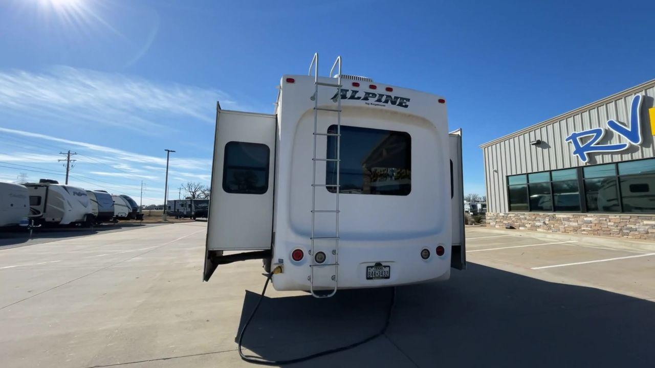 2014 WHITE ALPINE 3500RE - (4YDF35025EE) , Length: 39.17 ft. | Dry Weight: 12,379 lbs. | Gross Weight: 15,500 lbs. | Slides: 4 transmission, located at 4319 N Main St, Cleburne, TX, 76033, (817) 678-5133, 32.385960, -97.391212 - Photo #8