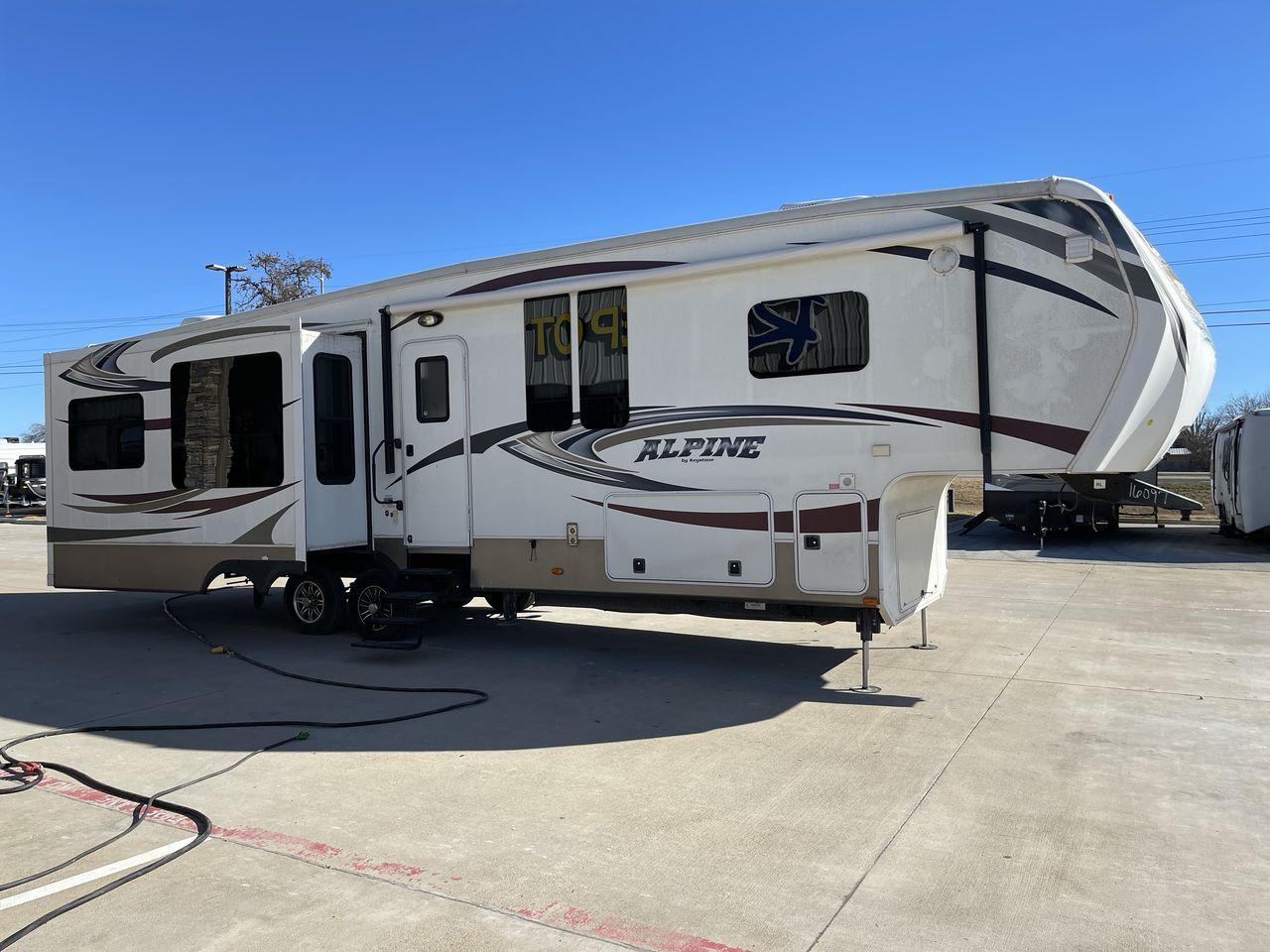 2014 WHITE ALPINE 3500RE - (4YDF35025EE) , Length: 39.17 ft. | Dry Weight: 12,379 lbs. | Gross Weight: 15,500 lbs. | Slides: 4 transmission, located at 4319 N Main St, Cleburne, TX, 76033, (817) 678-5133, 32.385960, -97.391212 - Photo #23