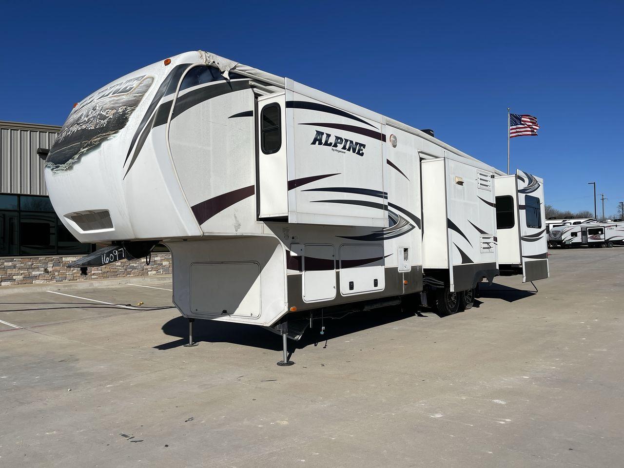 2014 WHITE ALPINE 3500RE - (4YDF35025EE) , Length: 39.17 ft. | Dry Weight: 12,379 lbs. | Gross Weight: 15,500 lbs. | Slides: 4 transmission, located at 4319 N Main St, Cleburne, TX, 76033, (817) 678-5133, 32.385960, -97.391212 - Photo #24