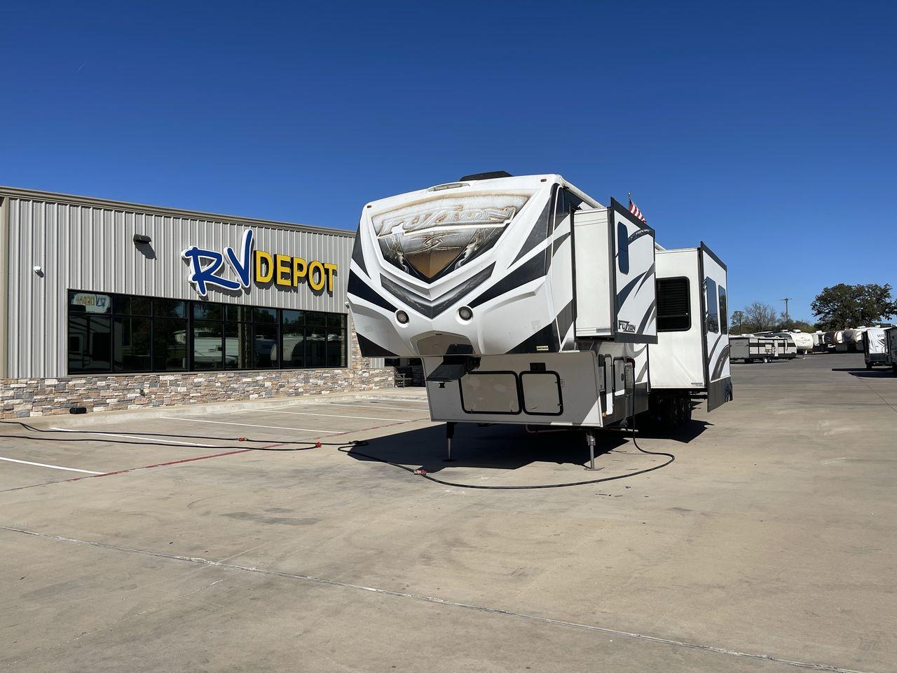 2014 WHITE FUZION FZ390 - (4YDF3903XEF) , Length: 43.08 ft. | Dry Weight: 15,185 lbs. | Gross Weight: 18,000 lbs. | Slides: 3 transmission, located at 4319 N Main St, Cleburne, TX, 76033, (817) 678-5133, 32.385960, -97.391212 - Looking for a Toy Hauler that will take your outdoor adventures to the next level? Look no further than this 2014 FUZION FZ390, available for sale at RV Depot in Cleburne, TX. With its impressive features and reliable performance, this Toy Hauler is the perfect companion for all your travel needs. - Photo #0