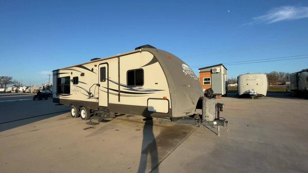 2013 TAN SUNSET TRAIL 30RE - (4V0TC3029DB) , Length: 34.42 ft.| Dry Weight: 6,288 lbs. | Gross Weight: 9,500 lbs. | Slides: 1 transmission, located at 4319 N Main Street, Cleburne, TX, 76033, (817) 221-0660, 32.435829, -97.384178 - The 2013 Sunset Trail 30RE CT offers the ideal balance of comfort and flair. This travel trailer is 34.42 feet long, so there's plenty of room for you and your loved ones to relax. With a dry weight of 6,288 pounds and a gross weight of 9,500 pounds, it provides an excellent balance of durability an - Photo #3