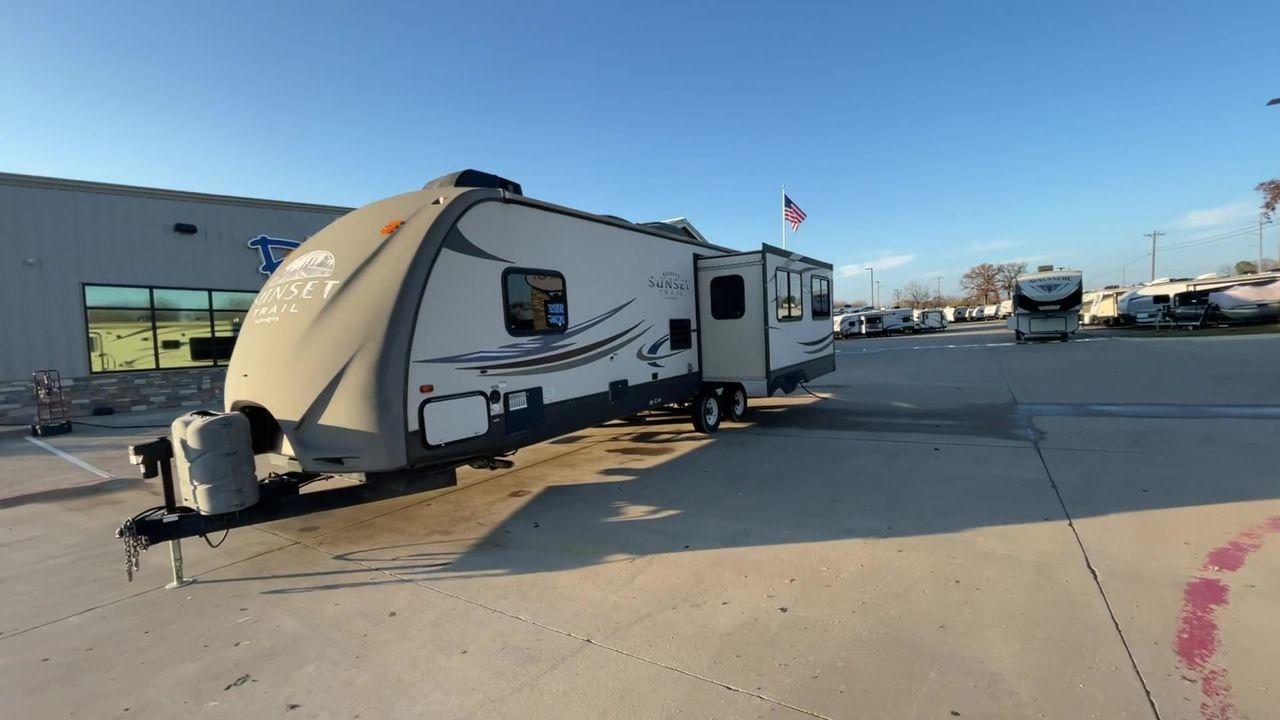 2013 TAN SUNSET TRAIL 30RE - (4V0TC3029DB) , Length: 34.42 ft.| Dry Weight: 6,288 lbs. | Gross Weight: 9,500 lbs. | Slides: 1 transmission, located at 4319 N Main Street, Cleburne, TX, 76033, (817) 221-0660, 32.435829, -97.384178 - The 2013 Sunset Trail 30RE CT offers the ideal balance of comfort and flair. This travel trailer is 34.42 feet long, so there's plenty of room for you and your loved ones to relax. With a dry weight of 6,288 pounds and a gross weight of 9,500 pounds, it provides an excellent balance of durability an - Photo #5