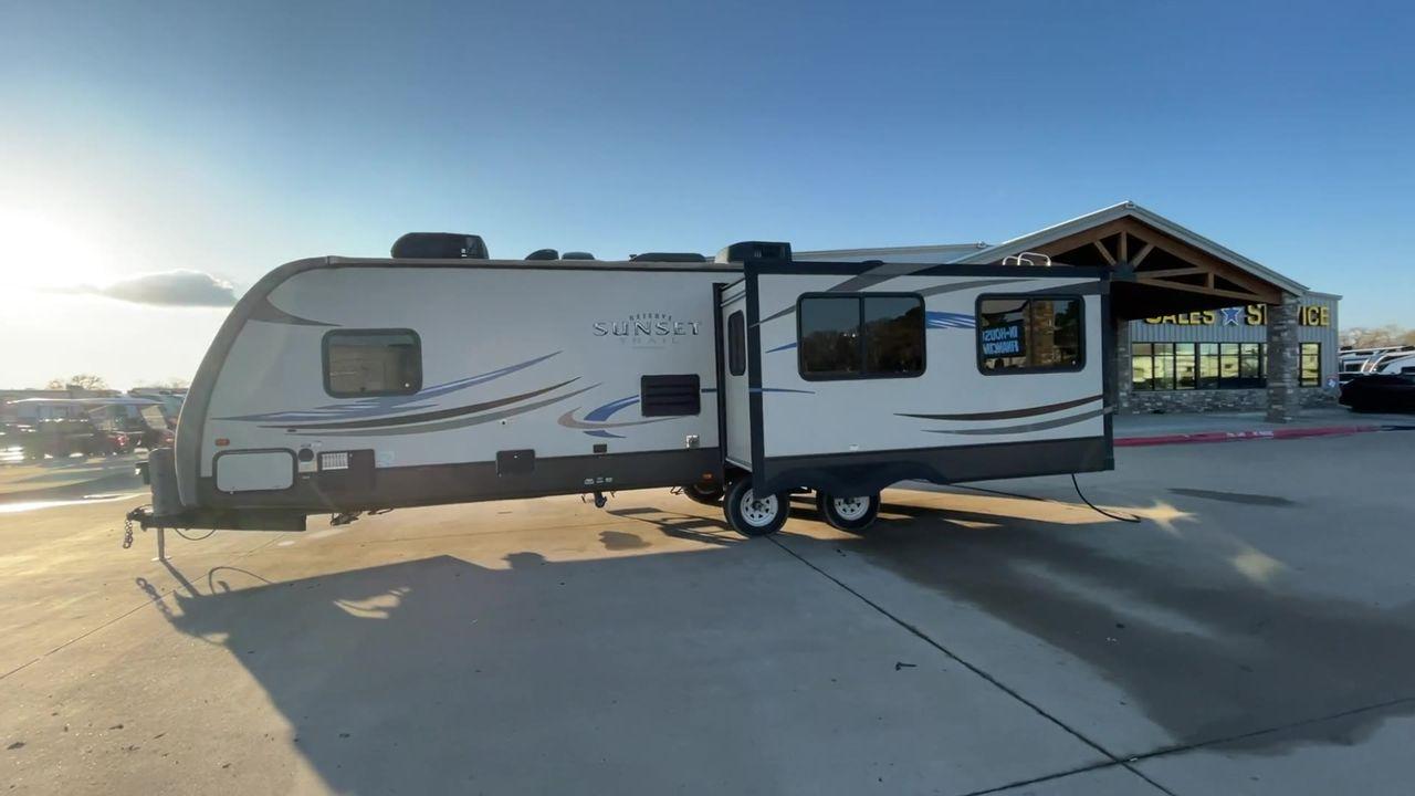 2013 TAN SUNSET TRAIL 30RE - (4V0TC3029DB) , Length: 34.42 ft.| Dry Weight: 6,288 lbs. | Gross Weight: 9,500 lbs. | Slides: 1 transmission, located at 4319 N Main Street, Cleburne, TX, 76033, (817) 221-0660, 32.435829, -97.384178 - Photo #6