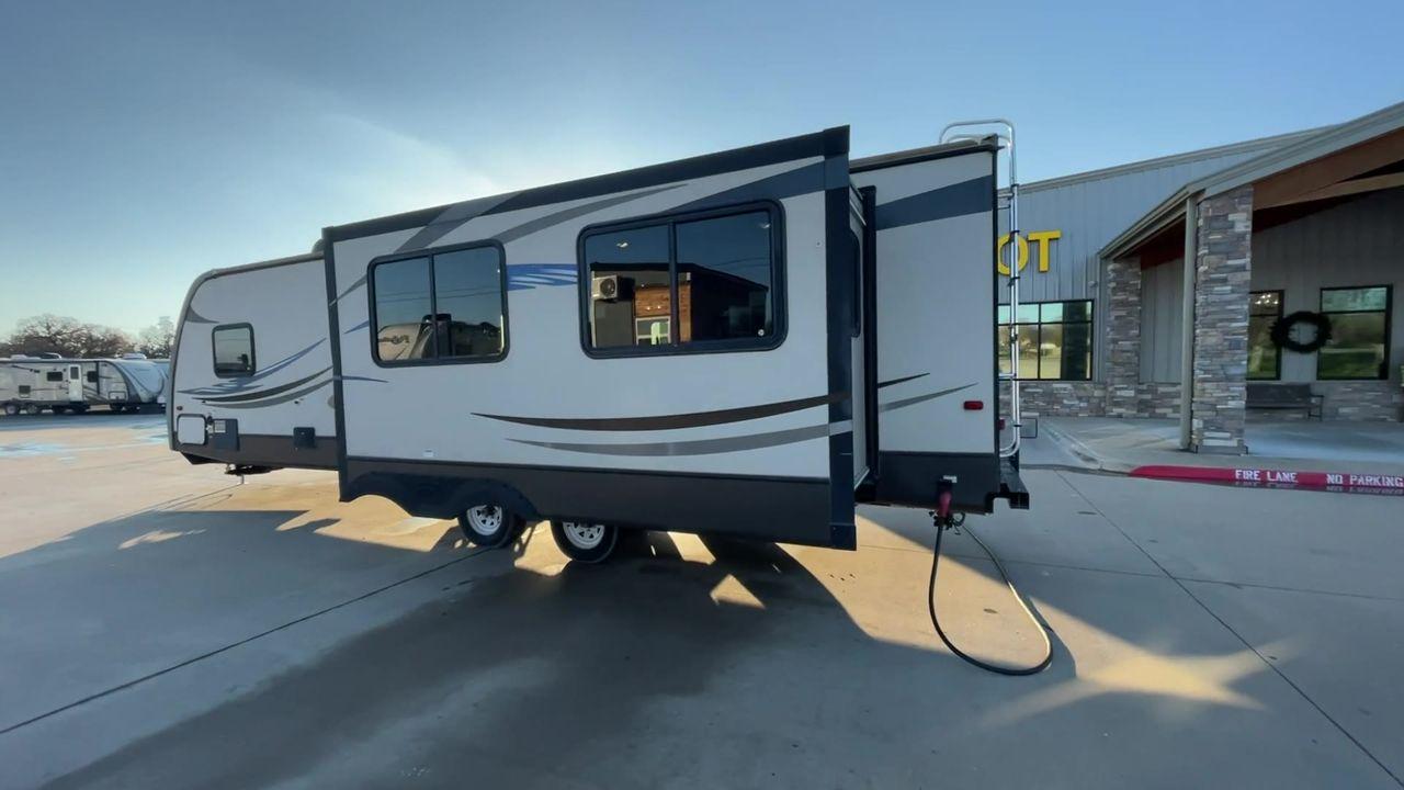 2013 TAN SUNSET TRAIL 30RE - (4V0TC3029DB) , Length: 34.42 ft.| Dry Weight: 6,288 lbs. | Gross Weight: 9,500 lbs. | Slides: 1 transmission, located at 4319 N Main St, Cleburne, TX, 76033, (817) 678-5133, 32.385960, -97.391212 - The 2013 Sunset Trail 30RE CT offers the ideal balance of comfort and flair. This travel trailer is 34.42 feet long, so there's plenty of room for you and your loved ones to relax. With a dry weight of 6,288 pounds and a gross weight of 9,500 pounds, it provides an excellent balance of durability an - Photo #7
