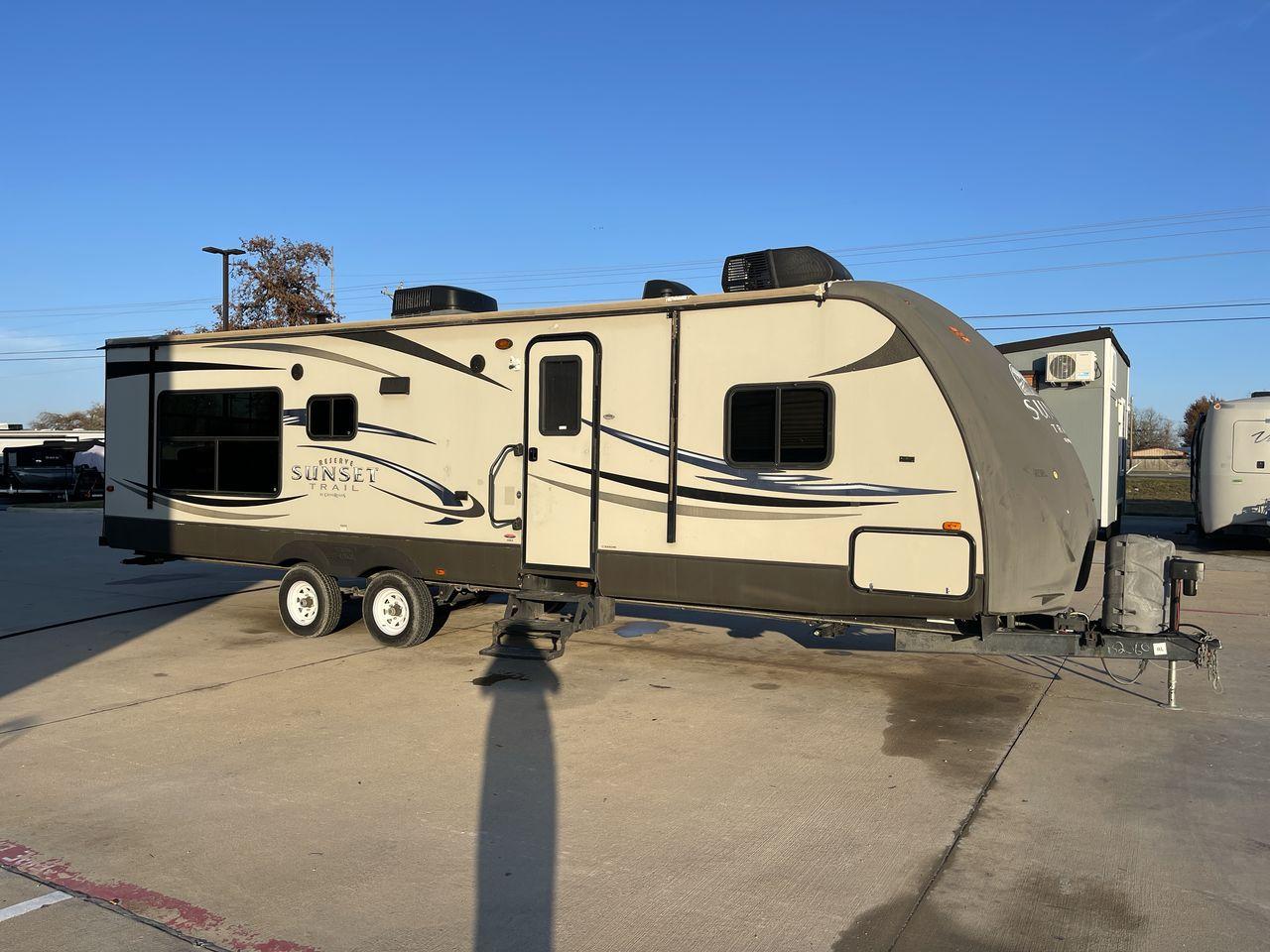 2013 TAN SUNSET TRAIL 30RE - (4V0TC3029DB) , Length: 34.42 ft.| Dry Weight: 6,288 lbs. | Gross Weight: 9,500 lbs. | Slides: 1 transmission, located at 4319 N Main St, Cleburne, TX, 76033, (817) 678-5133, 32.385960, -97.391212 - The 2013 Sunset Trail 30RE CT offers the ideal balance of comfort and flair. This travel trailer is 34.42 feet long, so there's plenty of room for you and your loved ones to relax. With a dry weight of 6,288 pounds and a gross weight of 9,500 pounds, it provides an excellent balance of durability an - Photo #23