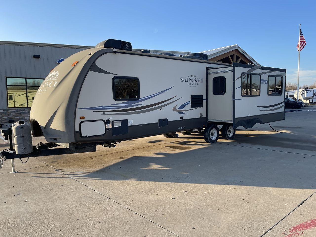 2013 TAN SUNSET TRAIL 30RE - (4V0TC3029DB) , Length: 34.42 ft.| Dry Weight: 6,288 lbs. | Gross Weight: 9,500 lbs. | Slides: 1 transmission, located at 4319 N Main St, Cleburne, TX, 76033, (817) 678-5133, 32.385960, -97.391212 - The 2013 Sunset Trail 30RE CT offers the ideal balance of comfort and flair. This travel trailer is 34.42 feet long, so there's plenty of room for you and your loved ones to relax. With a dry weight of 6,288 pounds and a gross weight of 9,500 pounds, it provides an excellent balance of durability an - Photo #24