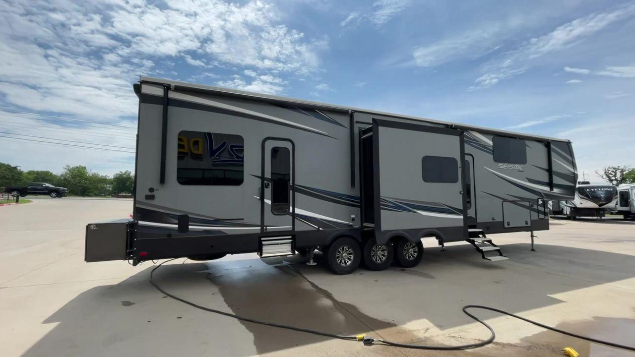 2018 GRAY JAYCO SEISMIC 4250 - (1UJCJSCV5J1) , Length: 44.92 ft. | Dry Weight: 15,570 lbs. | Gross Weight: 20,000 lbs. | Slides: 3 transmission, located at 4319 N Main St, Cleburne, TX, 76033, (817) 678-5133, 32.385960, -97.391212 - Set out to the great outdoors in this 2018 Jayco Seismic 4250 and enjoy all its amenities! This toy hauler measures just a bit under 45 ft. in length and 13.32 ft. in height, providing great space and comfort. It has a dry weight of 15,570 lbs. and a GVWR of 20,000 lbs. It also comes with automatic - Photo #3