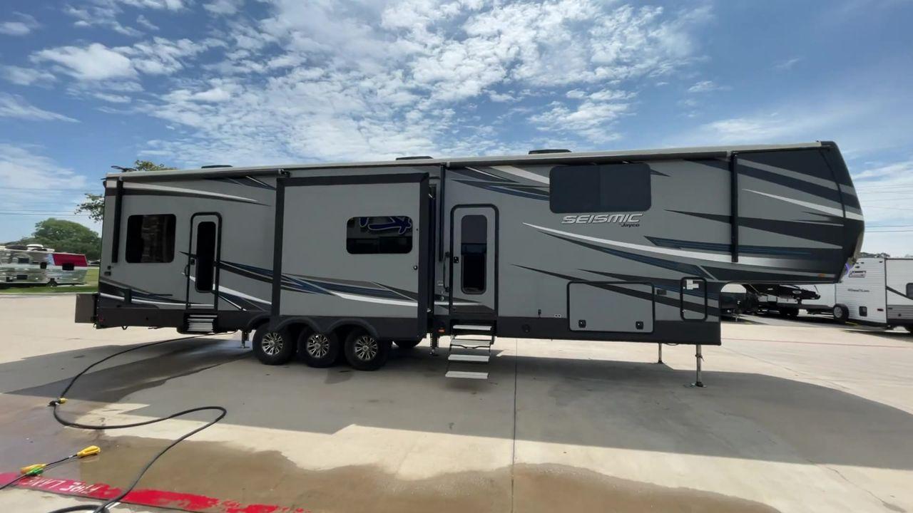 2018 GRAY JAYCO SEISMIC 4250 - (1UJCJSCV5J1) , Length: 44.92 ft. | Dry Weight: 15,570 lbs. | Gross Weight: 20,000 lbs. | Slides: 3 transmission, located at 4319 N Main St, Cleburne, TX, 76033, (817) 678-5133, 32.385960, -97.391212 - Set out to the great outdoors in this 2018 Jayco Seismic 4250 and enjoy all its amenities! This toy hauler measures just a bit under 45 ft. in length and 13.32 ft. in height, providing great space and comfort. It has a dry weight of 15,570 lbs. and a GVWR of 20,000 lbs. It also comes with automatic - Photo #4