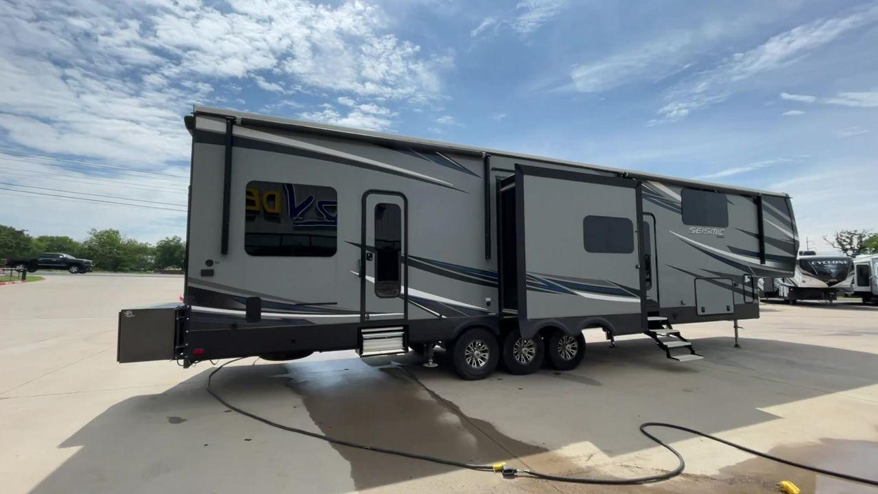 2018 GRAY JAYCO SEISMIC 4250 - (1UJCJSCV5J1) , Length: 44.92 ft. | Dry Weight: 15,570 lbs. | Gross Weight: 20,000 lbs. | Slides: 3 transmission, located at 4319 N Main St, Cleburne, TX, 76033, (817) 678-5133, 32.385960, -97.391212 - Set out to the great outdoors in this 2018 Jayco Seismic 4250 and enjoy all its amenities! This toy hauler measures just a bit under 45 ft. in length and 13.32 ft. in height, providing great space and comfort. It has a dry weight of 15,570 lbs. and a GVWR of 20,000 lbs. It also comes with automatic - Photo #6