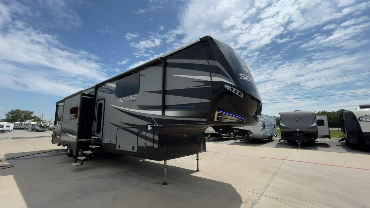 2018 GRAY JAYCO SEISMIC 4250 - (1UJCJSCV5J1) , Length: 44.92 ft. | Dry Weight: 15,570 lbs. | Gross Weight: 20,000 lbs. | Slides: 3 transmission, located at 4319 N Main St, Cleburne, TX, 76033, (817) 678-5133, 32.385960, -97.391212 - Set out to the great outdoors in this 2018 Jayco Seismic 4250 and enjoy all its amenities! This toy hauler measures just a bit under 45 ft. in length and 13.32 ft. in height, providing great space and comfort. It has a dry weight of 15,570 lbs. and a GVWR of 20,000 lbs. It also comes with automatic - Photo #8