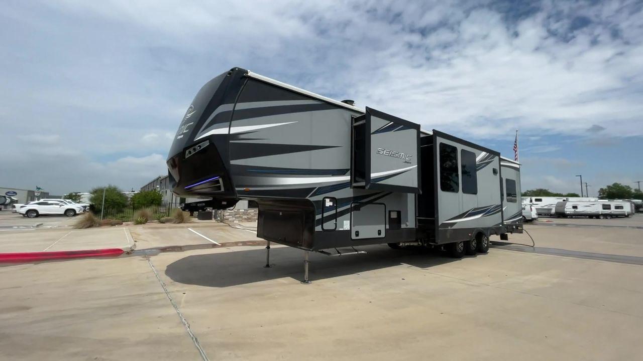 2018 GRAY JAYCO SEISMIC 4250 - (1UJCJSCV5J1) , Length: 44.92 ft. | Dry Weight: 15,570 lbs. | Gross Weight: 20,000 lbs. | Slides: 3 transmission, located at 4319 N Main St, Cleburne, TX, 76033, (817) 678-5133, 32.385960, -97.391212 - Set out to the great outdoors in this 2018 Jayco Seismic 4250 and enjoy all its amenities! This toy hauler measures just a bit under 45 ft. in length and 13.32 ft. in height, providing great space and comfort. It has a dry weight of 15,570 lbs. and a GVWR of 20,000 lbs. It also comes with automatic - Photo #10