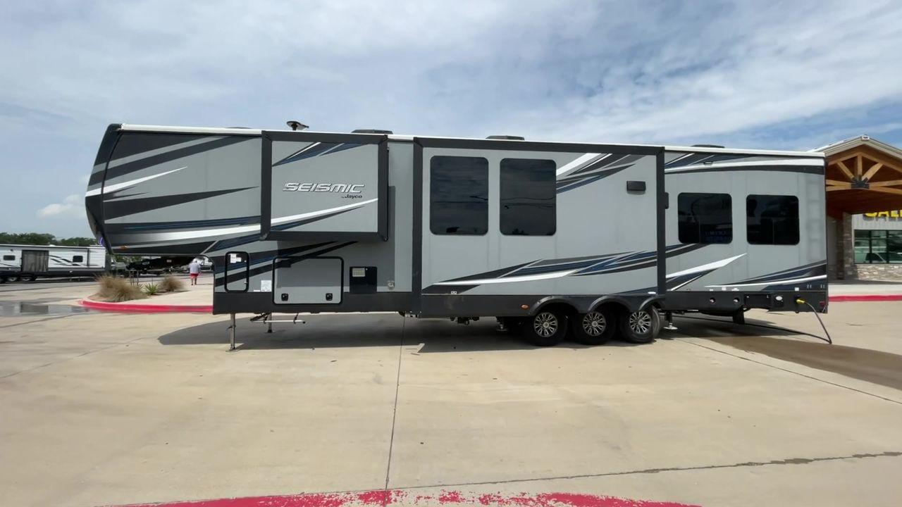 2018 GRAY JAYCO SEISMIC 4250 - (1UJCJSCV5J1) , Length: 44.92 ft. | Dry Weight: 15,570 lbs. | Gross Weight: 20,000 lbs. | Slides: 3 transmission, located at 4319 N Main St, Cleburne, TX, 76033, (817) 678-5133, 32.385960, -97.391212 - Set out to the great outdoors in this 2018 Jayco Seismic 4250 and enjoy all its amenities! This toy hauler measures just a bit under 45 ft. in length and 13.32 ft. in height, providing great space and comfort. It has a dry weight of 15,570 lbs. and a GVWR of 20,000 lbs. It also comes with automatic - Photo #11