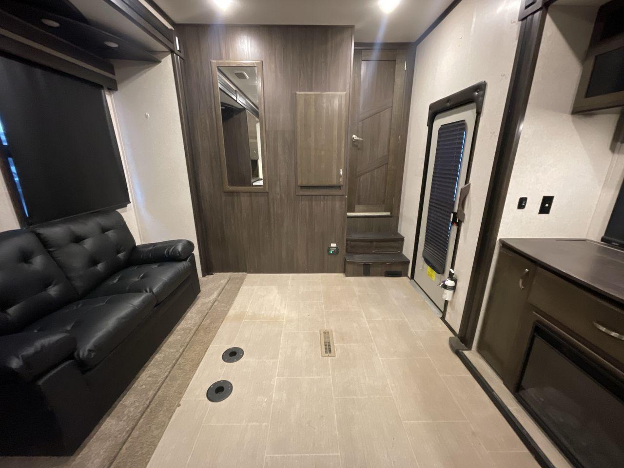 2018 GRAY JAYCO SEISMIC 4250 - (1UJCJSCV5J1) , Length: 44.92 ft. | Dry Weight: 15,570 lbs. | Gross Weight: 20,000 lbs. | Slides: 3 transmission, located at 4319 N Main St, Cleburne, TX, 76033, (817) 678-5133, 32.385960, -97.391212 - Set out to the great outdoors in this 2018 Jayco Seismic 4250 and enjoy all its amenities! This toy hauler measures just a bit under 45 ft. in length and 13.32 ft. in height, providing great space and comfort. It has a dry weight of 15,570 lbs. and a GVWR of 20,000 lbs. It also comes with automatic - Photo #15